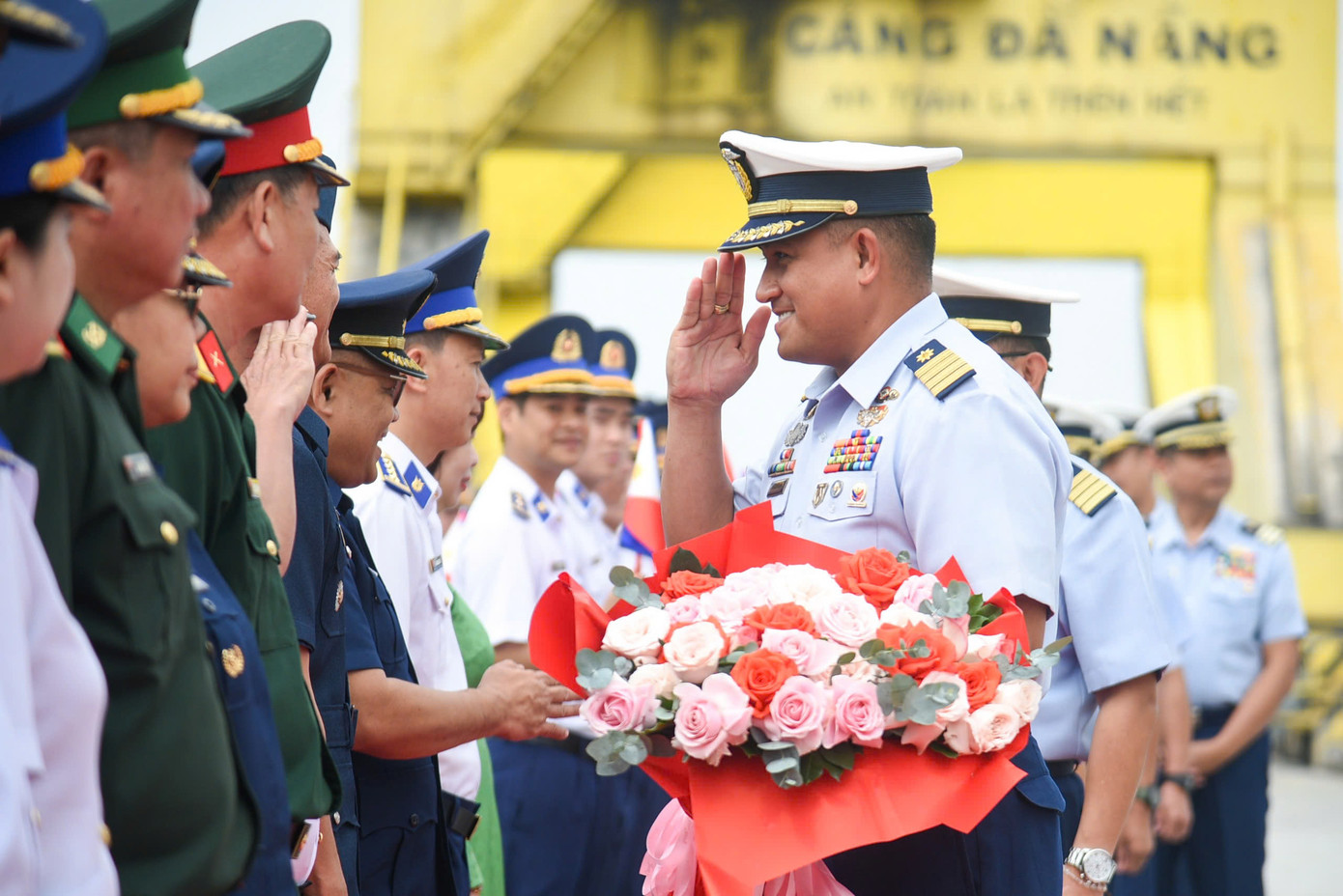 Chỉ huy tàu của Lực lượng Bảo vệ bờ biển Philippines chào lãnh đạo các cơ quan chức năng tại cảng Tiên Sa. Chỉ huy tàu của Lực lượng Bảo vệ bờ biển Philippines chào lãnh đạo các cơ quan chức năng tại cảng Tiên Sa.