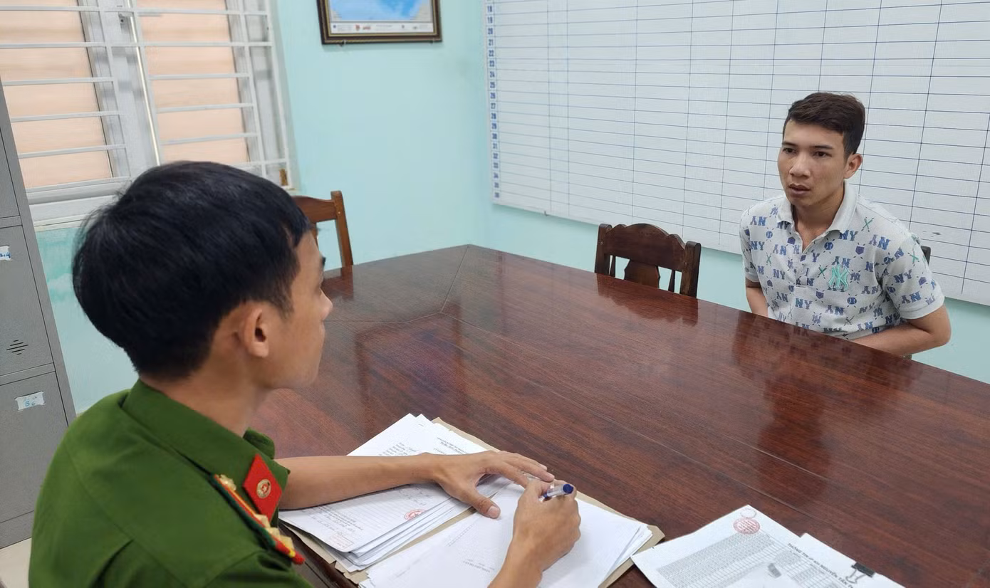 Đối tượng Nguyễn Tấn Thường khai nhận hành vi lừa đảo tại cơ quan công an. Đối tượng Nguyễn Tấn Thường khai nhận hành vi lừa đảo tại cơ quan công an.
