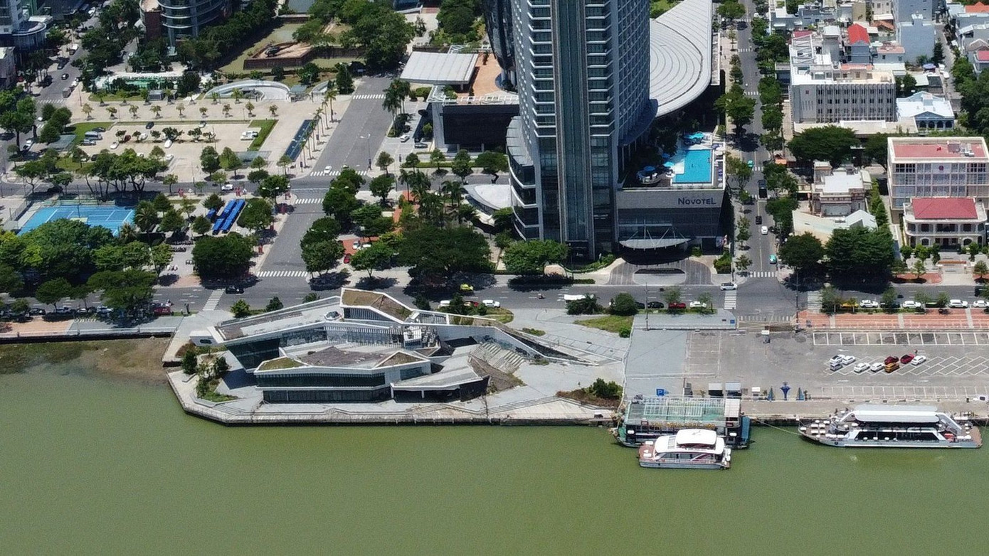 Dự án Nhà hàng, bến du thuyền phía nam cảng sông Hàn do Công ty TNHH I.V.C là chủ đầu tư, là một trong số các dự án bỏ hoang, gây lãng phí kéo dài trên địa bàn Đà Nẵng.