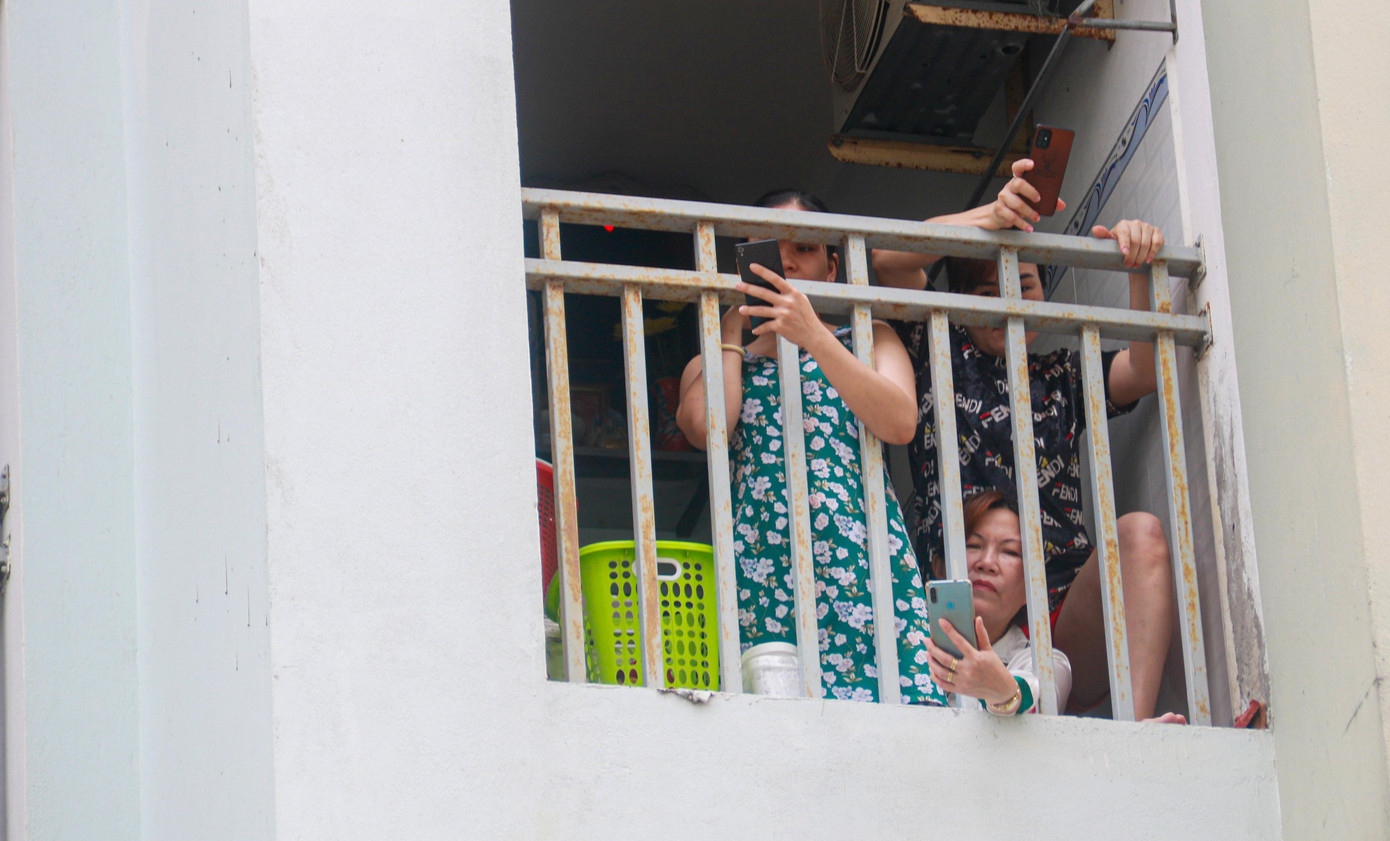 Cư dân sống tại chung cư 12T3 ở các tầng cao tranh thủ ghi hình khoảnh khắc công bố dỡ bỏ phong tỏa. Đúng 21 ngày trước, một nhân viên làm việc tại vũ trường New Phương Đông (đường Đống Đa, quận Hải Châu, TP Đà Nẵng) sống tại đây có kết quả dương tính với SARS-CoV-2, lập tức chung cư 12T3 bị phong tỏa. Cư dân sống tại chung cư 12T3 ở các tầng cao tranh thủ ghi hình khoảnh khắc công bố dỡ bỏ phong tỏa. Đúng 21 ngày trước, một nhân viên làm việc tại vũ trường New Phương Đông (đường Đống Đa, quận Hải Châu, TP Đà Nẵng) sống tại đây có kết quả dương tính với SARS-CoV-2, lập tức chung cư 12T3 bị phong tỏa.