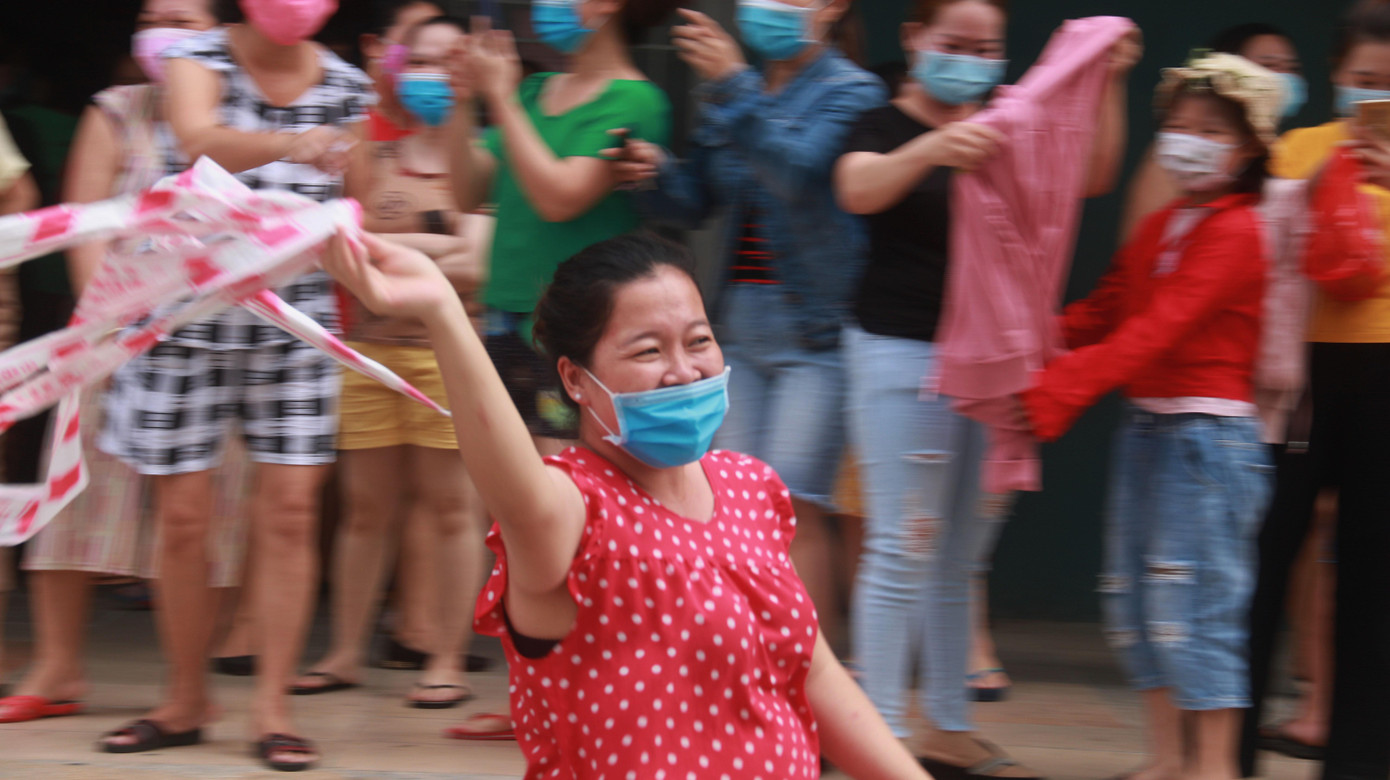 Một người dân reo mừng sau 21 ngày thực hiện nghiêm chỉnh việc thực hiện cách ly, phong tỏa phòng chống dịch COVID-19 lây lan. Ảnh: Nguyễn Thành Một người dân reo mừng sau 21 ngày thực hiện nghiêm chỉnh việc thực hiện cách ly, phong tỏa phòng chống dịch COVID-19 lây lan. Ảnh: Nguyễn Thành