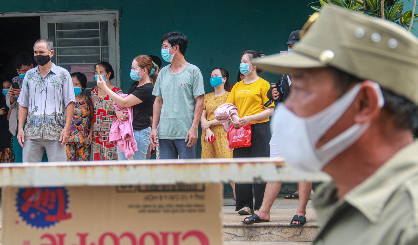 Sáng nay, ngày 27/5, UBND TP Đà Nẵng đã quyết định dừng áp dụng biện pháp cách ly y tế đối với chung cư 12T3 (Nại Hiên Đông, Sơn Trà) sau 21 ngày phong tỏa để áp dụng biện pháp phòng chống dịch COVID-19. Từ sáng sớm, hàng chục hộ dân đã xuống tiền sảnh chung cư, chờ chính quyền quận Sơn Trà công bố dỡ bỏ phong tỏa. Ảnh: Nguyễn Thành Sáng nay, ngày 27/5, UBND TP Đà Nẵng đã quyết định dừng áp dụng biện pháp cách ly y tế đối với chung cư 12T3 (Nại Hiên Đông, Sơn Trà) sau 21 ngày phong tỏa để áp dụng biện pháp phòng chống dịch COVID-19. Từ sáng sớm, hàng chục hộ dân đã xuống tiền sảnh chung cư, chờ chính quyền quận Sơn Trà công bố dỡ bỏ phong tỏa. Ảnh: Nguyễn Thành
