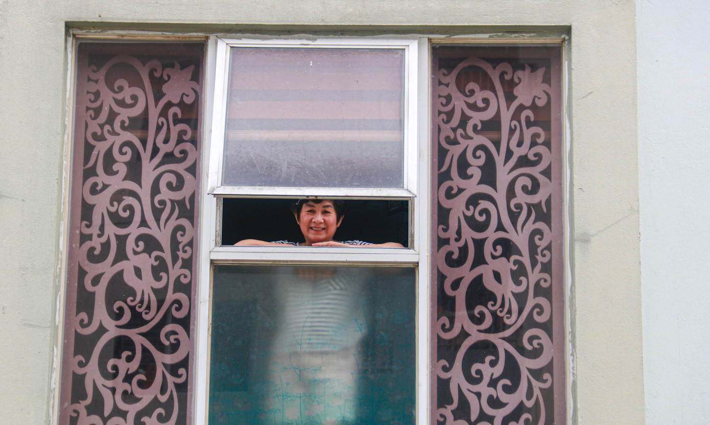 Nụ cười vui mừng của một cư dân chung cư 12T3 sau khi chung cư không còn phải phong tỏa, cách ly y tế. Nụ cười vui mừng của một cư dân chung cư 12T3 sau khi chung cư không còn phải phong tỏa, cách ly y tế.