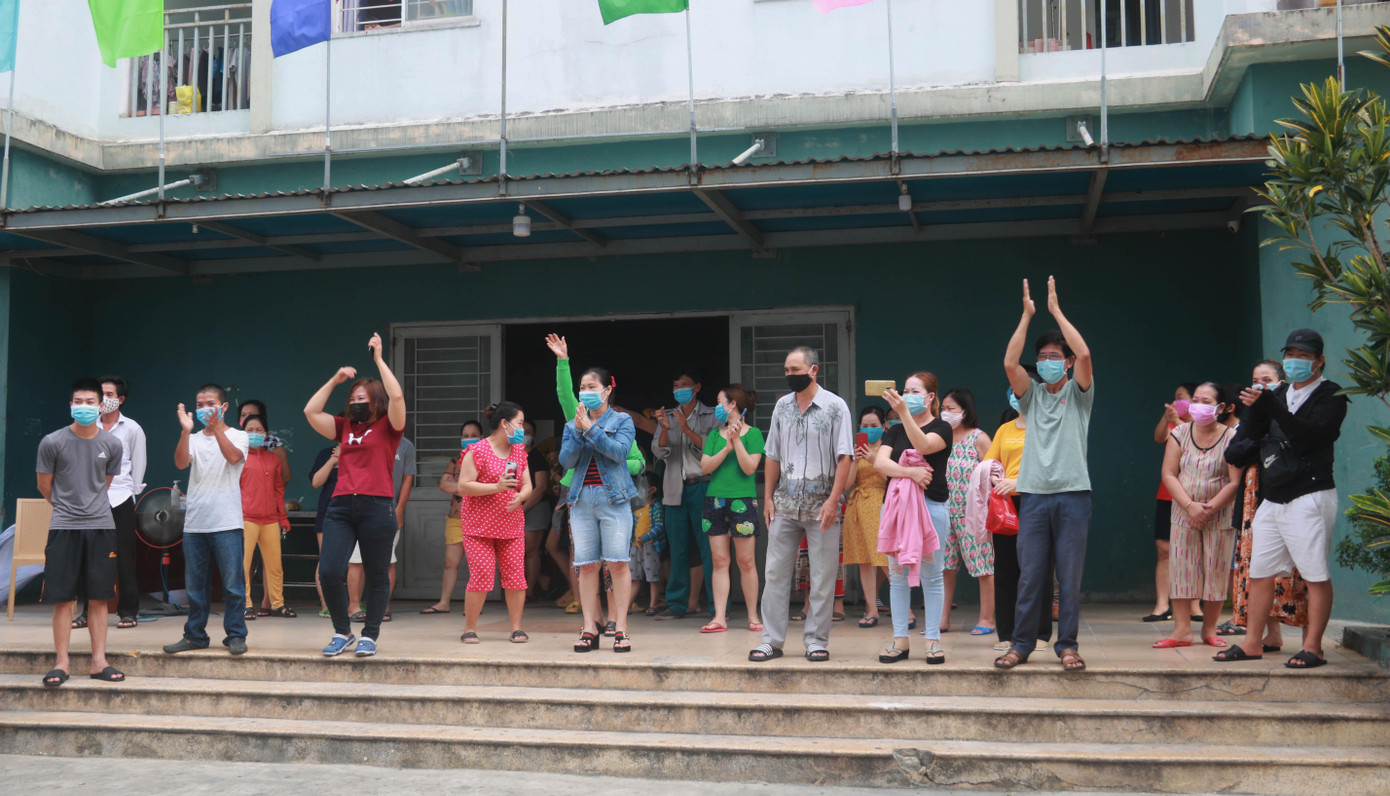 Người dân vỗ tay reo mừng khi quyết định dỡ bỏ lệnh phong tỏa được công bố. Ảnh: Nguyễn Thành Người dân vỗ tay reo mừng khi quyết định dỡ bỏ lệnh phong tỏa được công bố. Ảnh: Nguyễn Thành