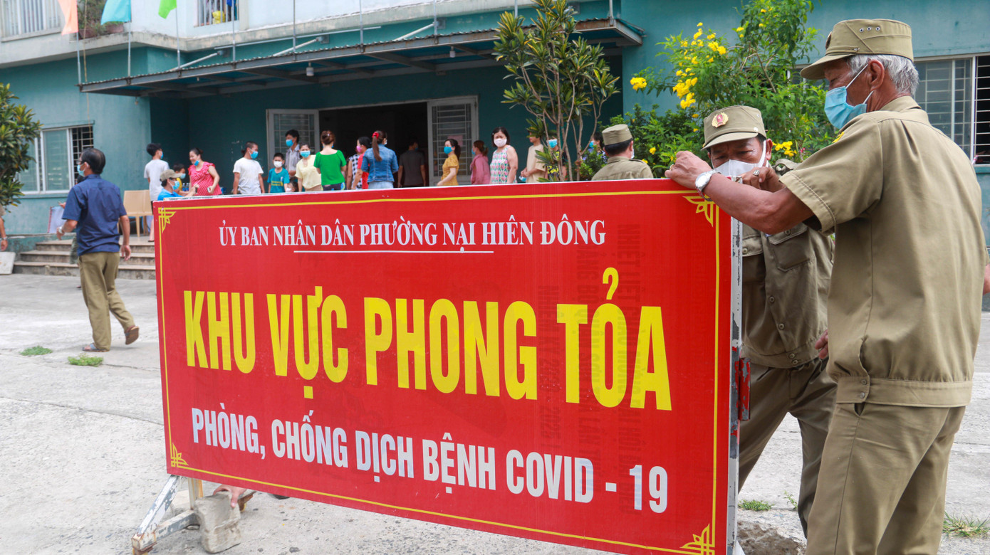 Chung cư 12 tầng này được áp biện pháp cách ly y tế, phong tỏa từ ngày 6/5. Gần 500 cư dân sinh sống tại đây đã được xét nghiệm 3 lần và cho kết quả âm tính với SARS-CoV-2. Chung cư 12 tầng này được áp biện pháp cách ly y tế, phong tỏa từ ngày 6/5. Gần 500 cư dân sinh sống tại đây đã được xét nghiệm 3 lần và cho kết quả âm tính với SARS-CoV-2.