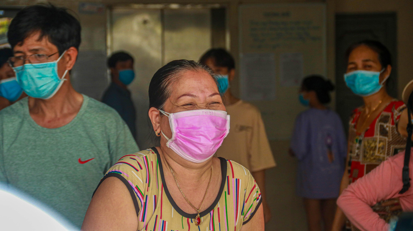 Cư dân chung cư 12T3 vui mừng sau 21 ngày được yêu cầu không rời khỏi chung cư, tiến hành cách ly theo dõi tại nhà. Cư dân chung cư 12T3 vui mừng sau 21 ngày được yêu cầu không rời khỏi chung cư, tiến hành cách ly theo dõi tại nhà.