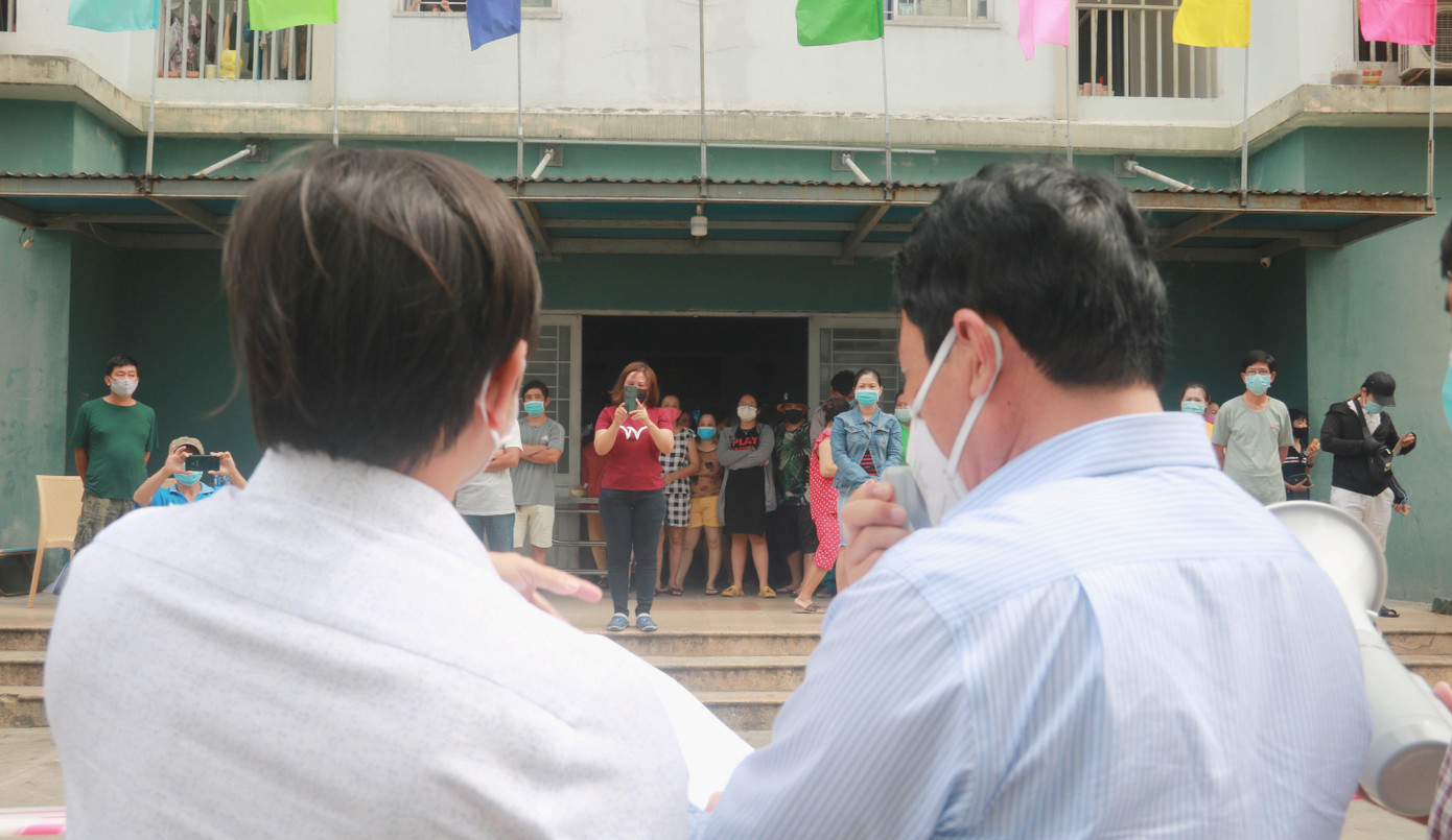 Đúng 9h30, lệnh dỡ bỏ phong toả được lãnh đạo quận Sơn Trà công bố. Đúng 9h30, lệnh dỡ bỏ phong toả được lãnh đạo quận Sơn Trà công bố.