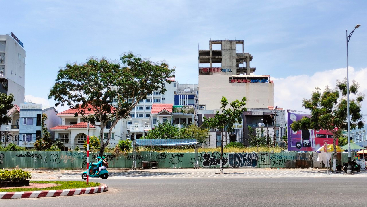 Hiện trạng lô đất A2 Phạm Văn Đồng, quận Sơn Trà, TP. Đà Nẵng. Ảnh: Nguyễn Thành. Hiện trạng lô đất A2 Phạm Văn Đồng, quận Sơn Trà, TP. Đà Nẵng. Ảnh: Nguyễn Thành.