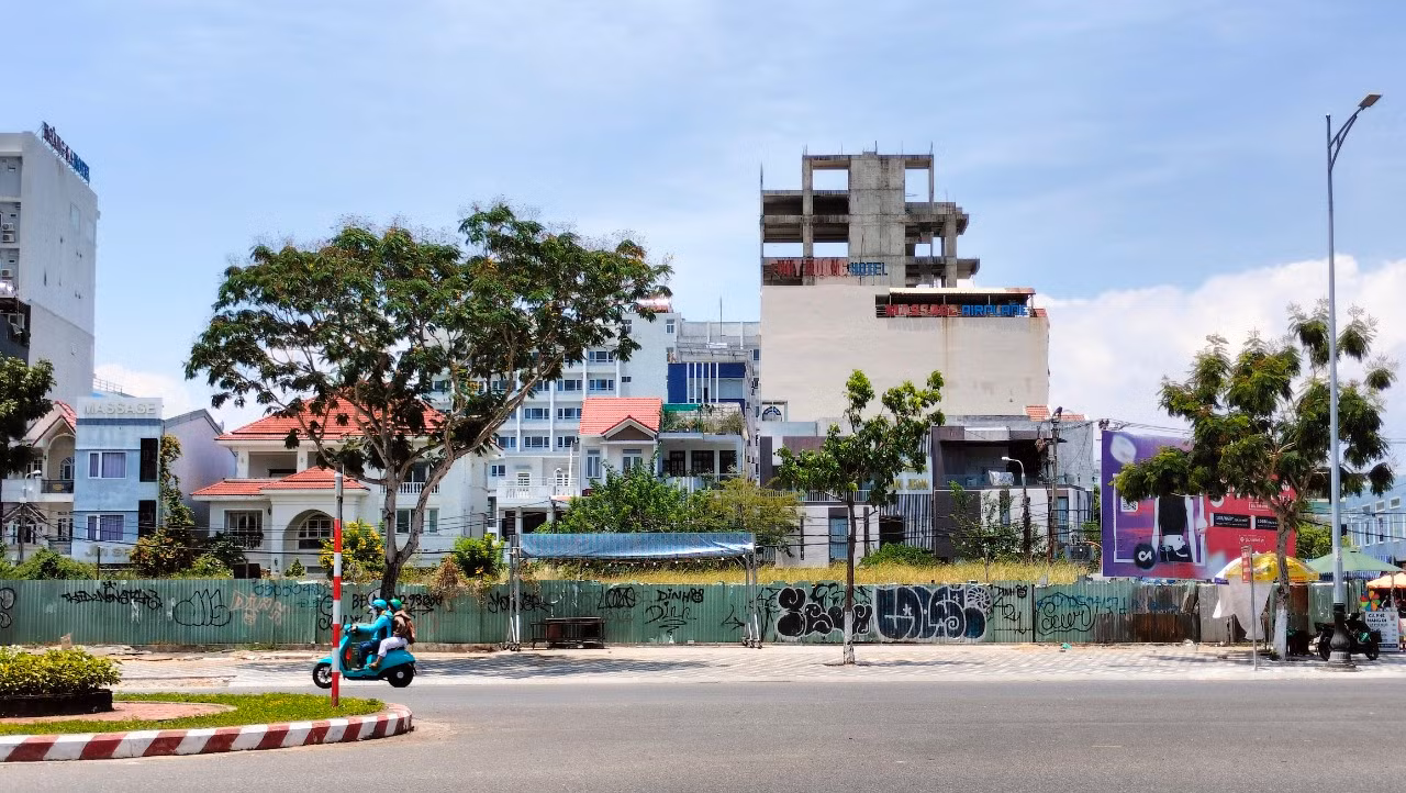 Hiện trạng lô đất A2 Phạm Văn Đồng, quận Sơn Trà, TP. Đà Nẵng. Ảnh: Nguyễn Thành.