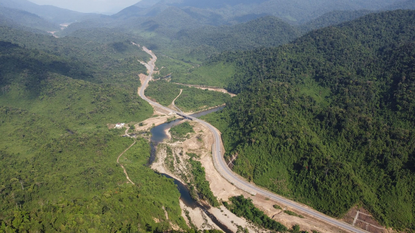 Cao tốc La Sơn - Túy Loan (giai đoạn 1) nhìn từ trên cao.