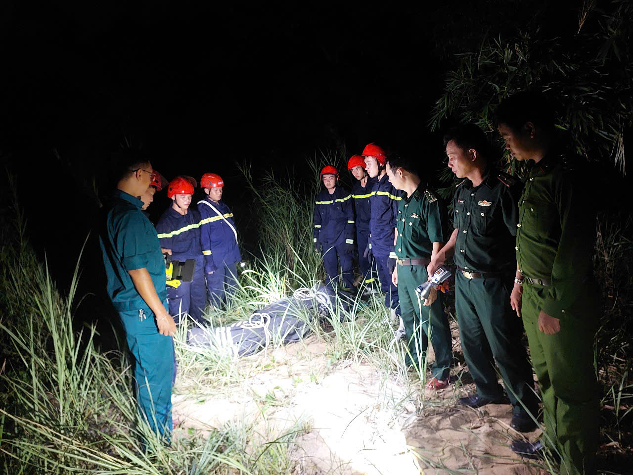 Thi thể nạn nhân được bàn giao cho cơ quan chức năng tiếp tục điều tra làm rõ.