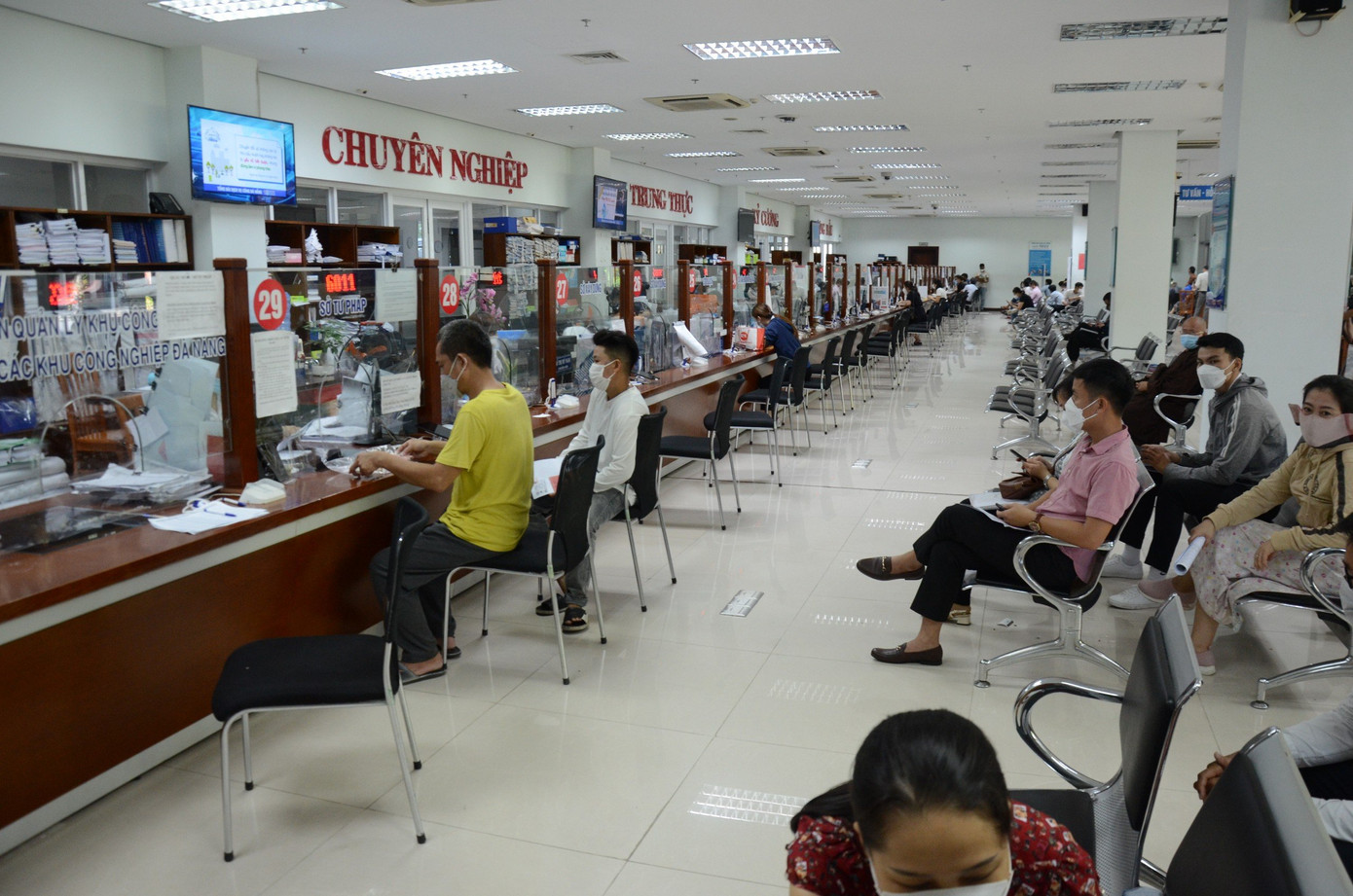 Người dân đến giao dịch tại trung tâm hành chính thành phố Đà Nẵng. Người dân đến giao dịch tại trung tâm hành chính thành phố Đà Nẵng.