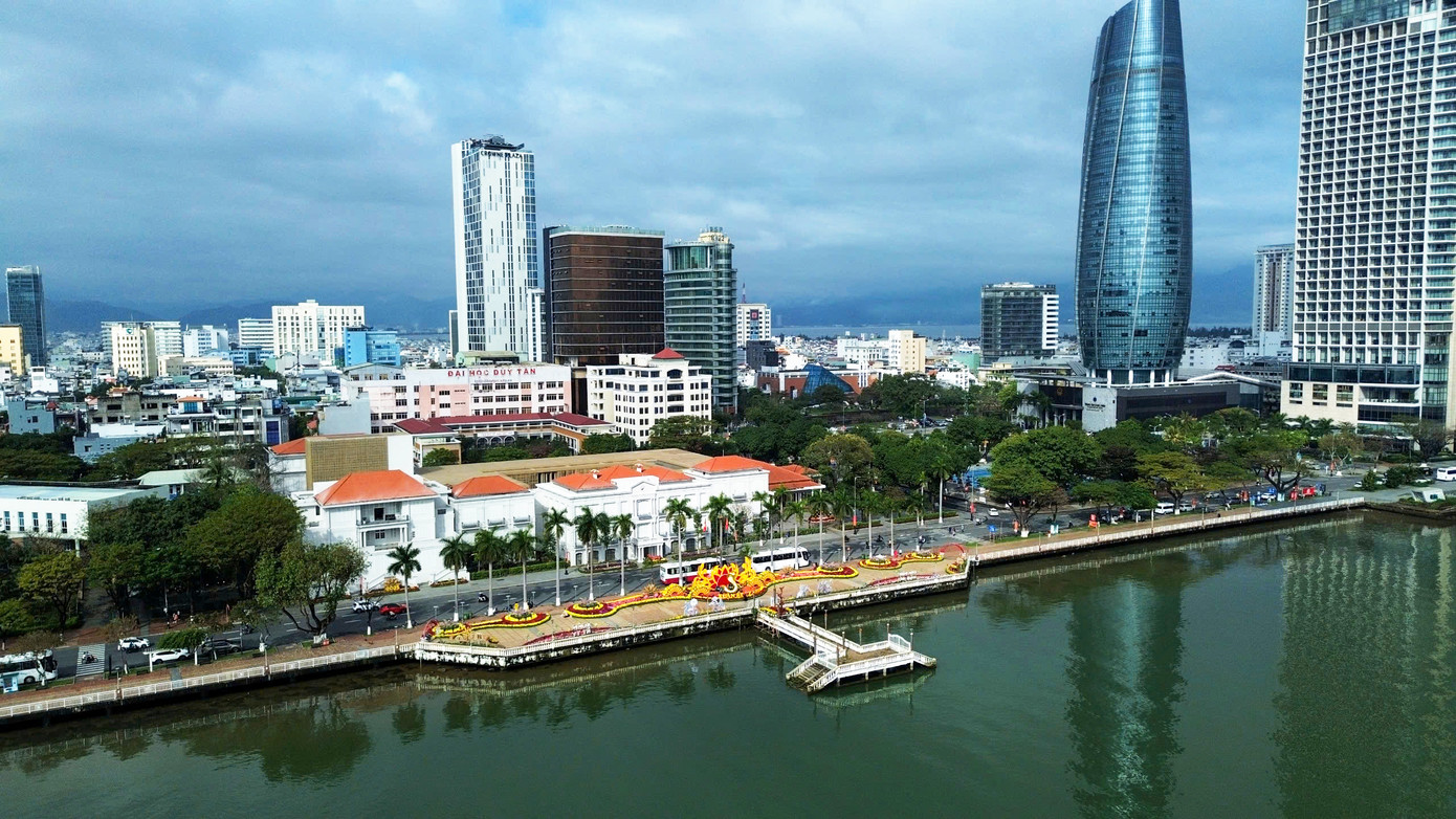 Để phục vụ người dân, du khách và tạo cảnh quan khu vực trung tâm, dọc bờ sông Hàn trong dịp Tết nguyên đán Ất Tỵ 2025, UBND TP Đà Nẵng đã đầu tư 18 tỷ đồng và giao Sở Xây dựng thực hiện dự án đường hoa xuân với 14 vị trí trang trí hoa và 8 vị trí trang trí điện chiếu sáng. Đường hoa mở cửa từ ngày 27/1 với các điểm nhấn tiểu cảnh trang trí bằng các loại hoa, mô hình các linh vật. Các địa điểm đã thu hút lượng lớn du khách trước trong và sau Tết nguyên đán. Thông thường, đường hoa được duy trì từ 15-20 ngày, nhưng năm nay Đà Nẵng giữ lại để tiếp tục phục vụ các sự kiện lớn trong tháng 3 và tháng 4.