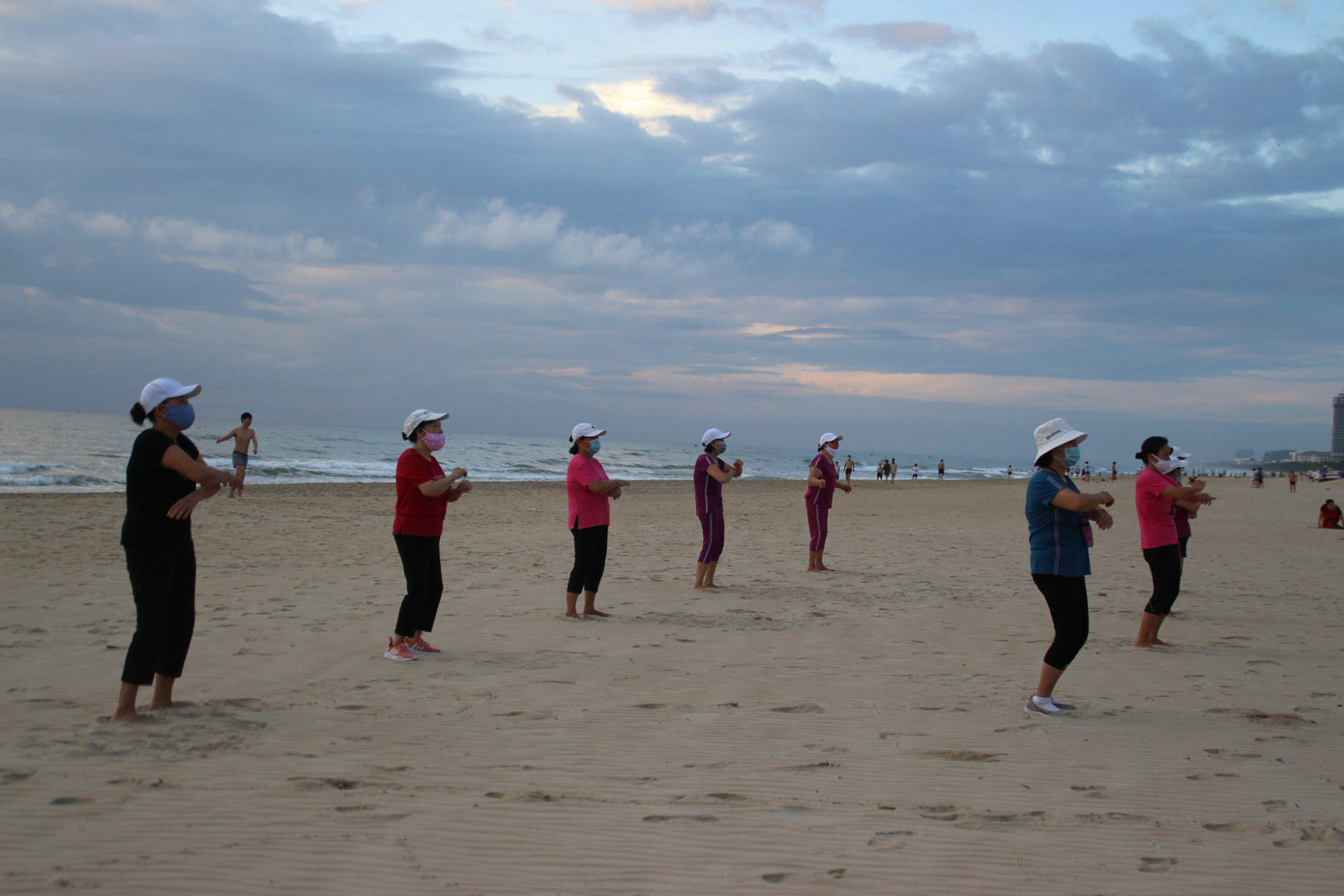 Hoạt động thể dục thể thao trên biển hoạt động trở lại, mọi người nghiêm chỉnh giữ khoảng cách, đeo khẩu trang. Hoạt động thể dục thể thao trên biển hoạt động trở lại, mọi người nghiêm chỉnh giữ khoảng cách, đeo khẩu trang.