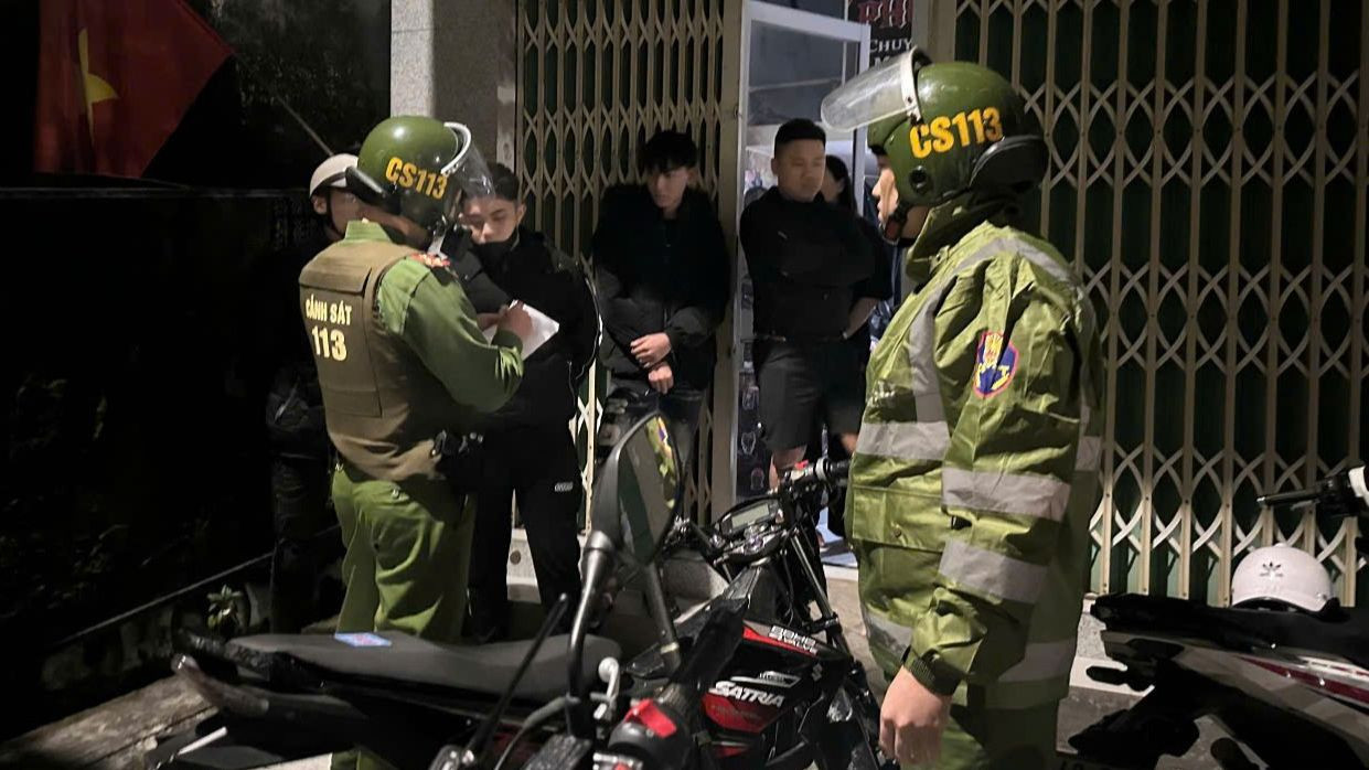 Cảnh sát 113, Công an TP. Đà Nẵng tiếp cận hiện trường ngay trong đêm. Cảnh sát 113, Công an TP. Đà Nẵng tiếp cận hiện trường ngay trong đêm.