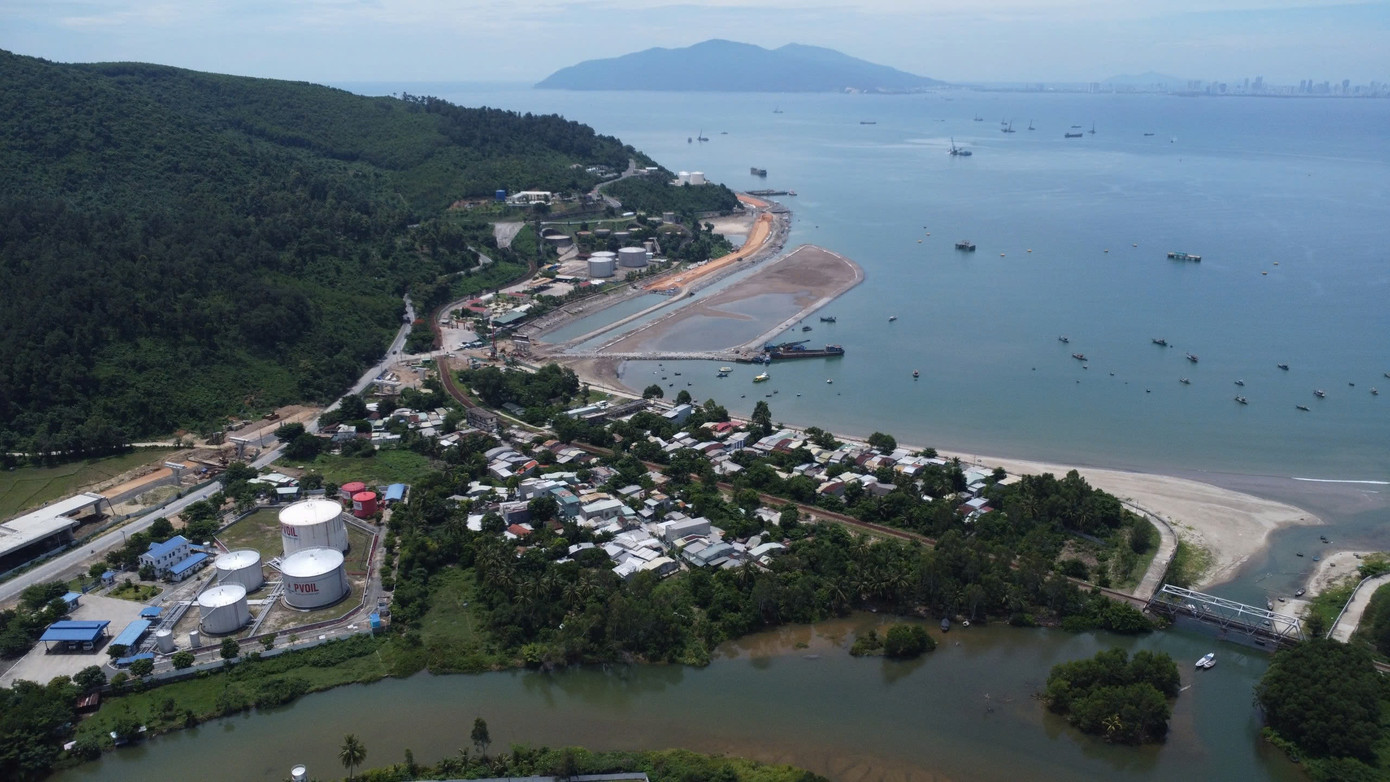 Dự án cảng Liên Chiểu được quy hoạch, đầu tư và xây dựng tại phường Hòa Hiệp Bắc, quận Liên Chiểu (TP. Đà Nẵng) với tổng diện tích 450 ha, gồm hai hợp phần. Trong đó, hợp phần A là phần cơ sở hạ tầng dùng chung, kinh phí đầu tư trên 3.400 tỷ đồng bằng nguồn vốn ngân sách Trung ương và thành phố (đã khởi công cuối năm 2022). Hợp phần B được kêu gọi đầu tư bằng nguồn vốn tư nhân, tổng vốn đầu tư dự kiến là hơn 48.300 tỷ đồng. Dự án cảng Liên Chiểu được quy hoạch, đầu tư và xây dựng tại phường Hòa Hiệp Bắc, quận Liên Chiểu (TP. Đà Nẵng) với tổng diện tích 450 ha, gồm hai hợp phần. Trong đó, hợp phần A là phần cơ sở hạ tầng dùng chung, kinh phí đầu tư trên 3.400 tỷ đồng bằng nguồn vốn ngân sách Trung ương và thành phố (đã khởi công cuối năm 2022). Hợp phần B được kêu gọi đầu tư bằng nguồn vốn tư nhân, tổng vốn đầu tư dự kiến là hơn 48.300 tỷ đồng.