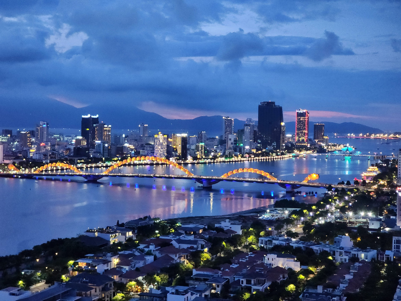 Các VĐV tham gia giải chạy sẽ trải nghiệm Đà Nẵng lung linh bên sông Hàn. Các VĐV tham gia giải chạy sẽ trải nghiệm Đà Nẵng lung linh bên sông Hàn.