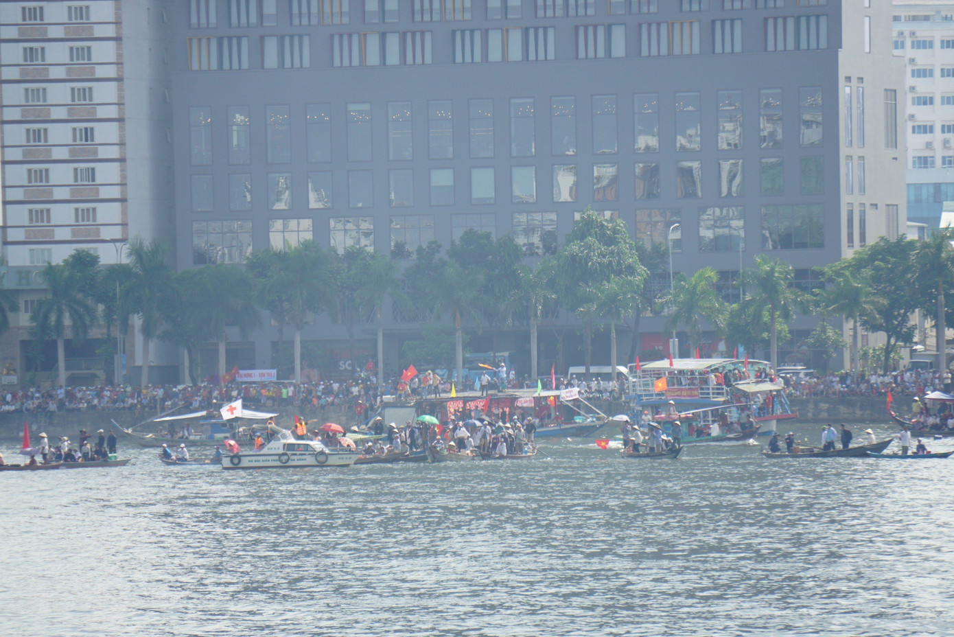 Giải đua lần này sử dụng thuyền gỗ truyền thống, vốn quen thuộc với đời sống của ngư dân vùng Duyên hải Trung bộ nên được đông đảo các đội đua ủng hộ tham gia. Giải có gần 400 vận động viên đến từ 23 đội thuyền nam và nữ thuộc các quận huyện của Đà Nẵng và tỉnh Quảng Nam. Giải đua lần này sử dụng thuyền gỗ truyền thống, vốn quen thuộc với đời sống của ngư dân vùng Duyên hải Trung bộ nên được đông đảo các đội đua ủng hộ tham gia. Giải có gần 400 vận động viên đến từ 23 đội thuyền nam và nữ thuộc các quận huyện của Đà Nẵng và tỉnh Quảng Nam.