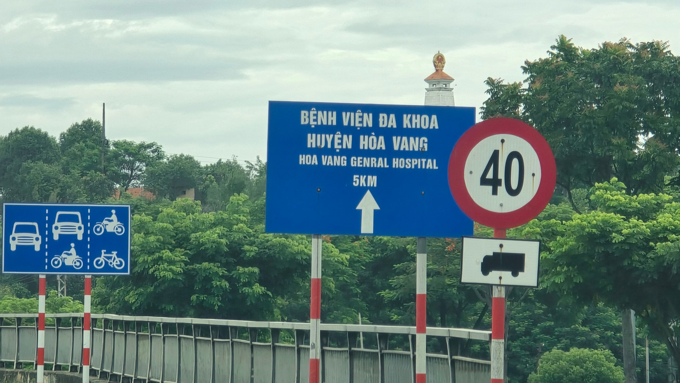 Trên đường Cách Mạng Tháng 8 các biển chỉ dẫn vẫn còn biển chỉ dẫn kèm mũi tên "huyện Hòa Vang". Trong khi huyện Hòa Vang đã được sắp xếp sáp nhập còn 3 xã Hòa Tiến, Hòa Vang và Bà Nà. Trên đường Cách Mạng Tháng 8 các biển chỉ dẫn vẫn còn biển chỉ dẫn kèm mũi tên "huyện Hòa Vang". Trong khi huyện Hòa Vang đã được sắp xếp sáp nhập còn 3 xã Hòa Tiến, Hòa Vang và Bà Nà.