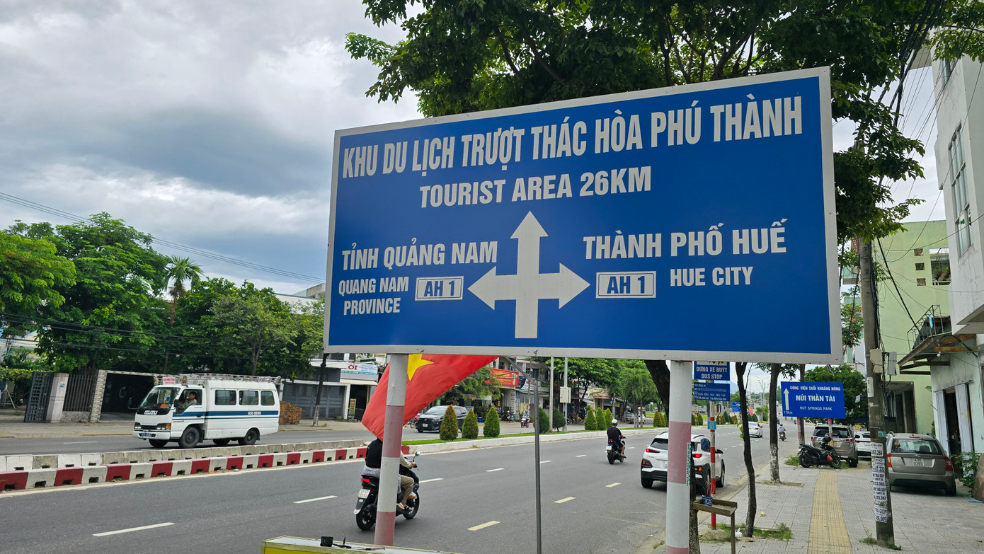 Trong khi đó, dọc tuyến quốc lộ 1A đi qua địa phận Đà Nẵng theo ghi nhận nhiều biển báo chỉ dẫn địa giới hành chính vẫn chưa được thay đổi. Việc các biển báo chưa thay đổi trong điều kiện các đơn vị hành chính địa phương có nhiều thay đổi sau sáp nhập đã ít nhiều gây lúng túng cho người tham gia giao thông. Trong khi đó, dọc tuyến quốc lộ 1A đi qua địa phận Đà Nẵng theo ghi nhận nhiều biển báo chỉ dẫn địa giới hành chính vẫn chưa được thay đổi. Việc các biển báo chưa thay đổi trong điều kiện các đơn vị hành chính địa phương có nhiều thay đổi sau sáp nhập đã ít nhiều gây lúng túng cho người tham gia giao thông.