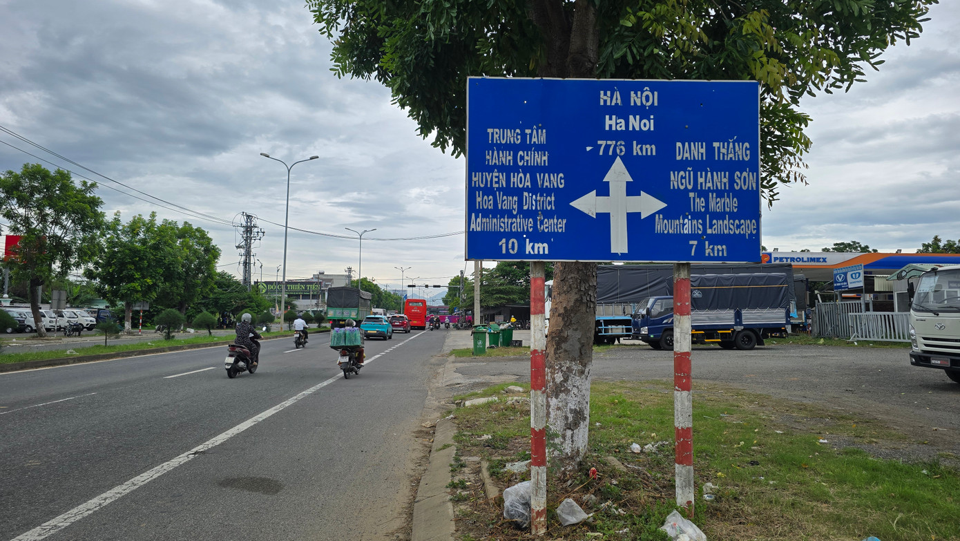 Trước đó, Cục Đường bộ (Bộ Xây dựng) đã có văn bản yêu cầu triển khai cập nhật, điều chỉnh thông tin biển chỉ dẫn đường bộ phù hợp với đơn vị hành chính cấp tỉnh, cấp xã sau sắp xếp, sáp nhập. Theo đó, Cục Đường bộ yêu cầu các cơ quan, đơn vị liên quan tổ chức điều chỉnh thông tin, vị trí các biển “chỉ dẫn địa giới” để chỉ dẫn địa giới hành chính phù hợp với địa giới hành chính tỉnh, thành phố trực thuộc Trung ương và các đơn vị hành chính khác sau sắp xếp, sáp nhập. Theo yêu cầu phải hoàn thành trước ngày 15/7/2025. Trước đó, Cục Đường bộ (Bộ Xây dựng) đã có văn bản yêu cầu triển khai cập nhật, điều chỉnh thông tin biển chỉ dẫn đường bộ phù hợp với đơn vị hành chính cấp tỉnh, cấp xã sau sắp xếp, sáp nhập. Theo đó, Cục Đường bộ yêu cầu các cơ quan, đơn vị liên quan tổ chức điều chỉnh thông tin, vị trí các biển “chỉ dẫn địa giới” để chỉ dẫn địa giới hành chính phù hợp với địa giới hành chính tỉnh, thành phố trực thuộc Trung ương và các đơn vị hành chính khác sau sắp xếp, sáp nhập. Theo yêu cầu phải hoàn thành trước ngày 15/7/2025.