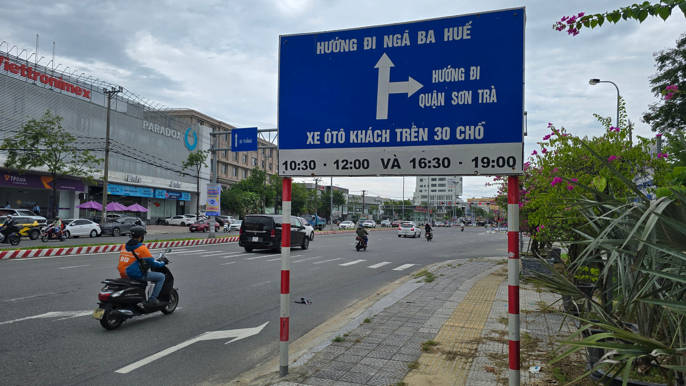 Biển chỉ dẫn trên đường Nguyễn Hữu Thọ vẫn chỉ dẫn "quận Sơn Trà" trong khi đơn vị hành chính cấp quận đã bỏ, quận Sơn Trà không còn. Biển chỉ dẫn trên đường Nguyễn Hữu Thọ vẫn chỉ dẫn "quận Sơn Trà" trong khi đơn vị hành chính cấp quận đã bỏ, quận Sơn Trà không còn.
