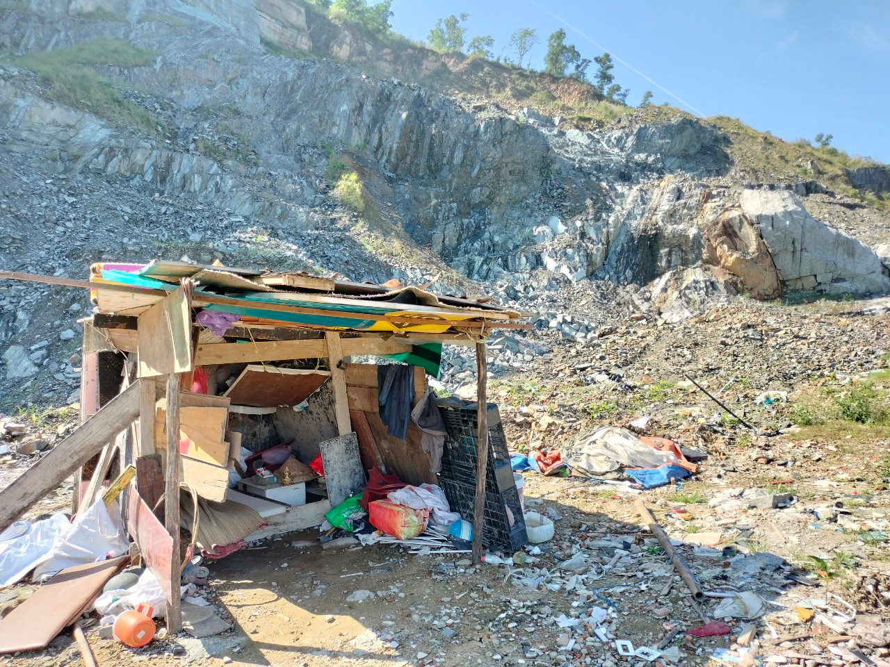 Dù đã dừng khai thác, đóng cửa mỏ nhiều năm nhưng quá trình phục hồi môi trường tại các mỏ đá thuộc quận Liên Chiểu vẫn chưa hoàn thành. Với các mỏ đá, đất tầng phủ đã bị bóc đi trong quá trình khai thác, giờ muốn trồng cây, phục hồi môi trường cần phủ lớp đất mới, tốn nhiều thời gian.