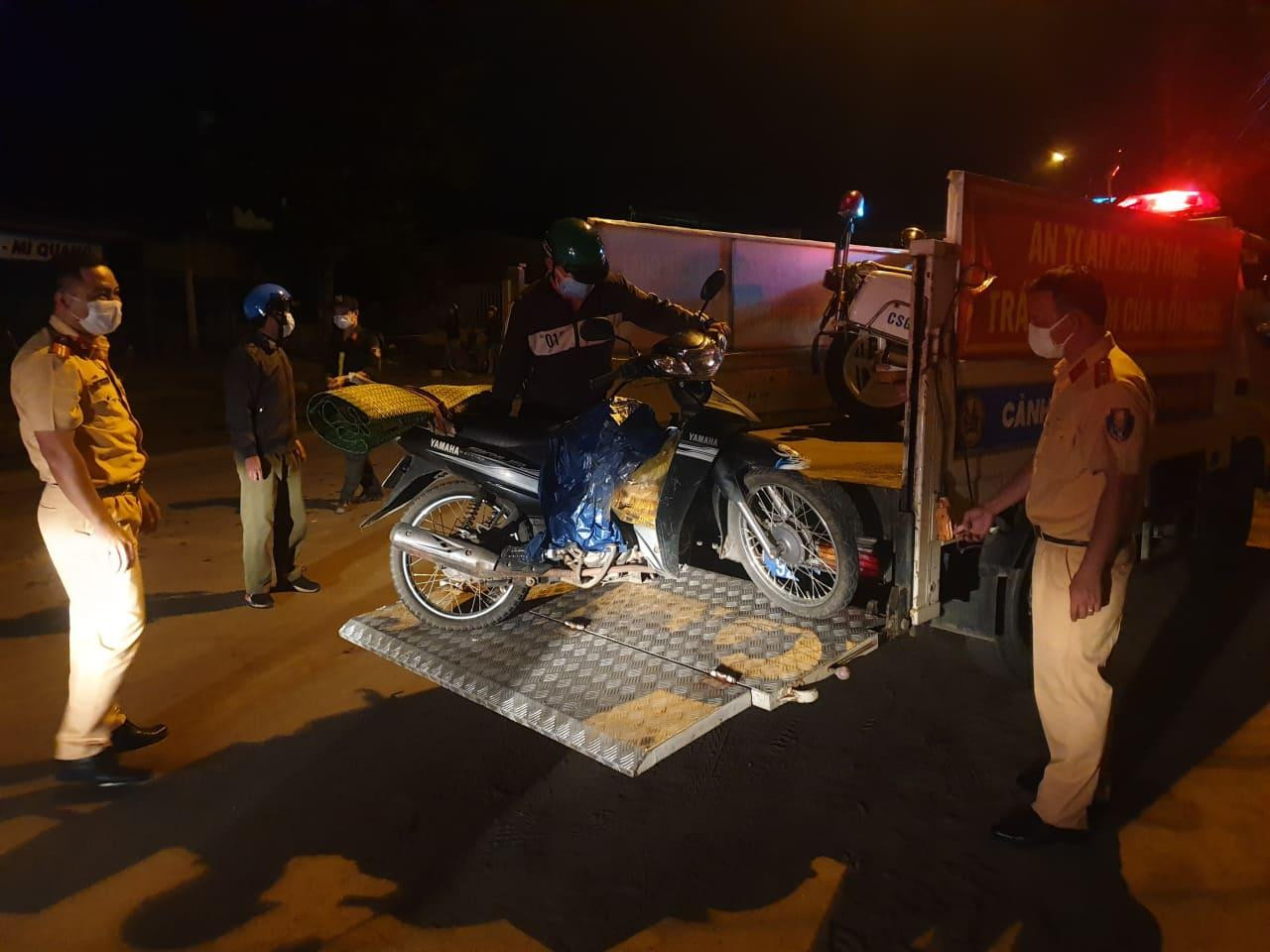 Giữa đường đi một số xe máy bị hỏng, lực lượng CSGT dùng xe chuyên dụng vận chuyển vượt đèo.