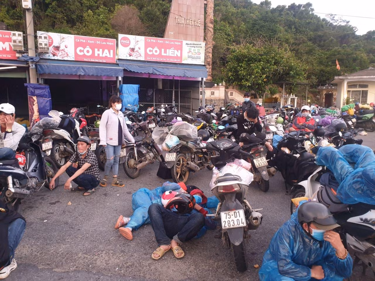 Do di chuyển đường xa, nên nhiều người mệt mỏi, tranh thủ chợp mắt tại khu vực đỉnh đèo Hải Vân.