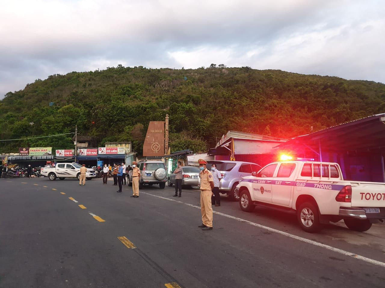 CSGT Đà Nẵng dẹp đường, tiếp sức đoàn xe máy từ TPHCM vượt đèo Hải Vân về quê ảnh 6