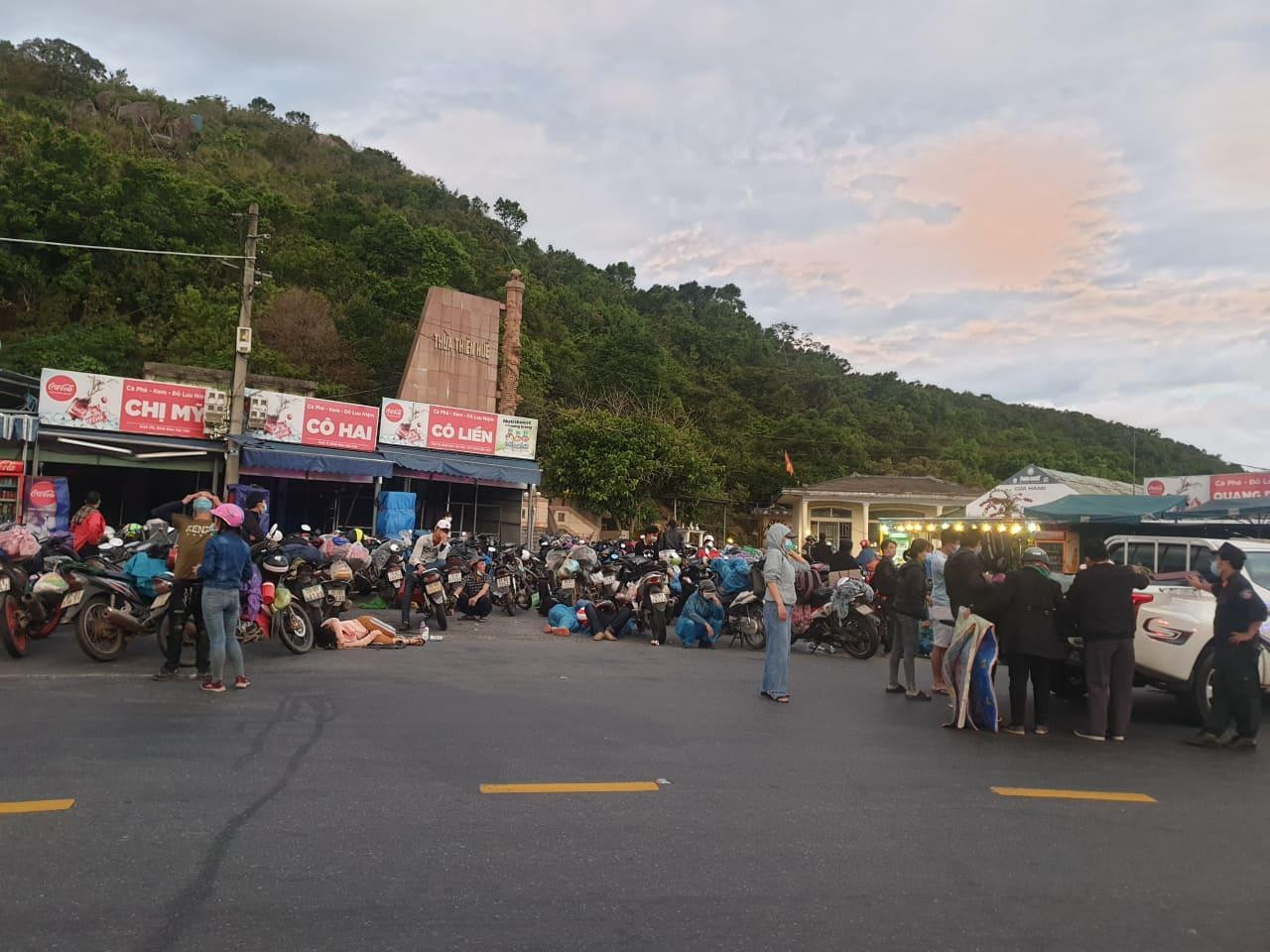 Quá trình di chuyển qua Đà Nẵng, để đảm bảo phòng chống dịch, bà con rất cẩn trọng, chia ra 5 tốp để di chuyển trong sự hỗ trợ dẫn đường của lực lượng Công an TP Đà Nẵng.