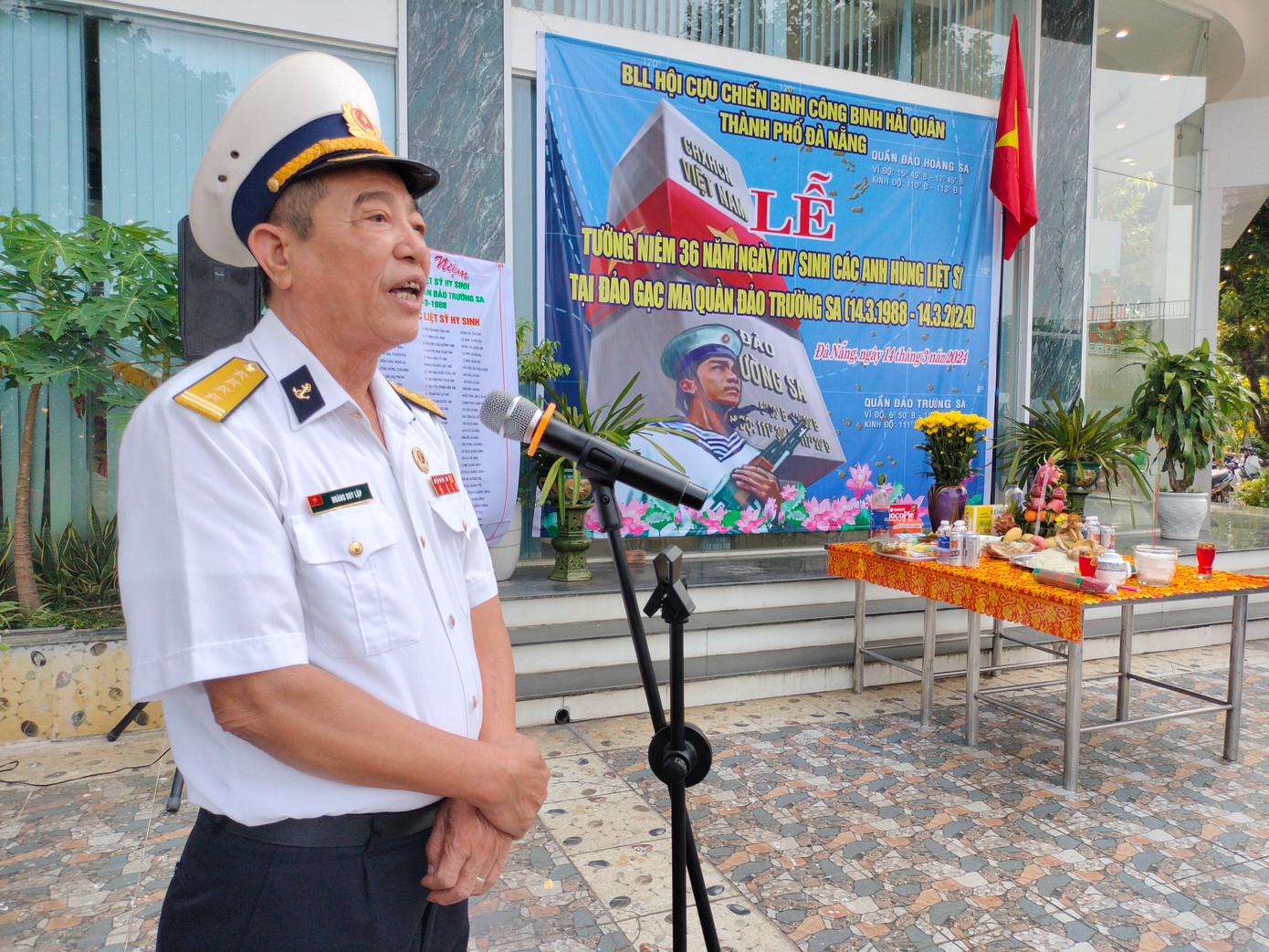 Đại tá Hoàng Duy Lập, nguyên Chỉ huy trưởng Lữ đoàn Công binh 83 Hải quân ôn lại lịch sử sự kiện 14/3/1988. Ông Lập cho biết: Trong sự kiện 14/3, chúng ta chỉ có 3 tàu vận tải, tất cả đều không có súng đạn lớn chỉ có mỗi tàu có ít khẩu súng AK. Nhưng phía Trung Quốc đã bắn chìm 2 tàu, bắn cháy 1 tàu và sát hại 64 cán bộ, chiến sĩ công binh của chúng ta đang làm nhiệm vụ tại Gạc Ma. Lịch sử chứng kiến sự kiện đã thể hiện trong rất nhiều bài báo, trong nhiều ý kiến mà lực lượng Hải quân, quân chủng Hải quân, các đồng chí cựu binh và nhân dân cả nước đều tỏ lòng thương tiếc.