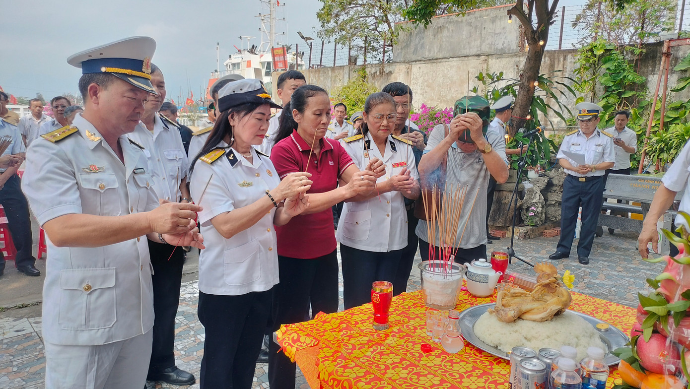 Thân nhân các gia đình liệt sĩ và đồng đội thắp hương tưởng niệm 64 liệt sỹ hy sinh ở Gạc Ma vào ngày 14/3/1988.