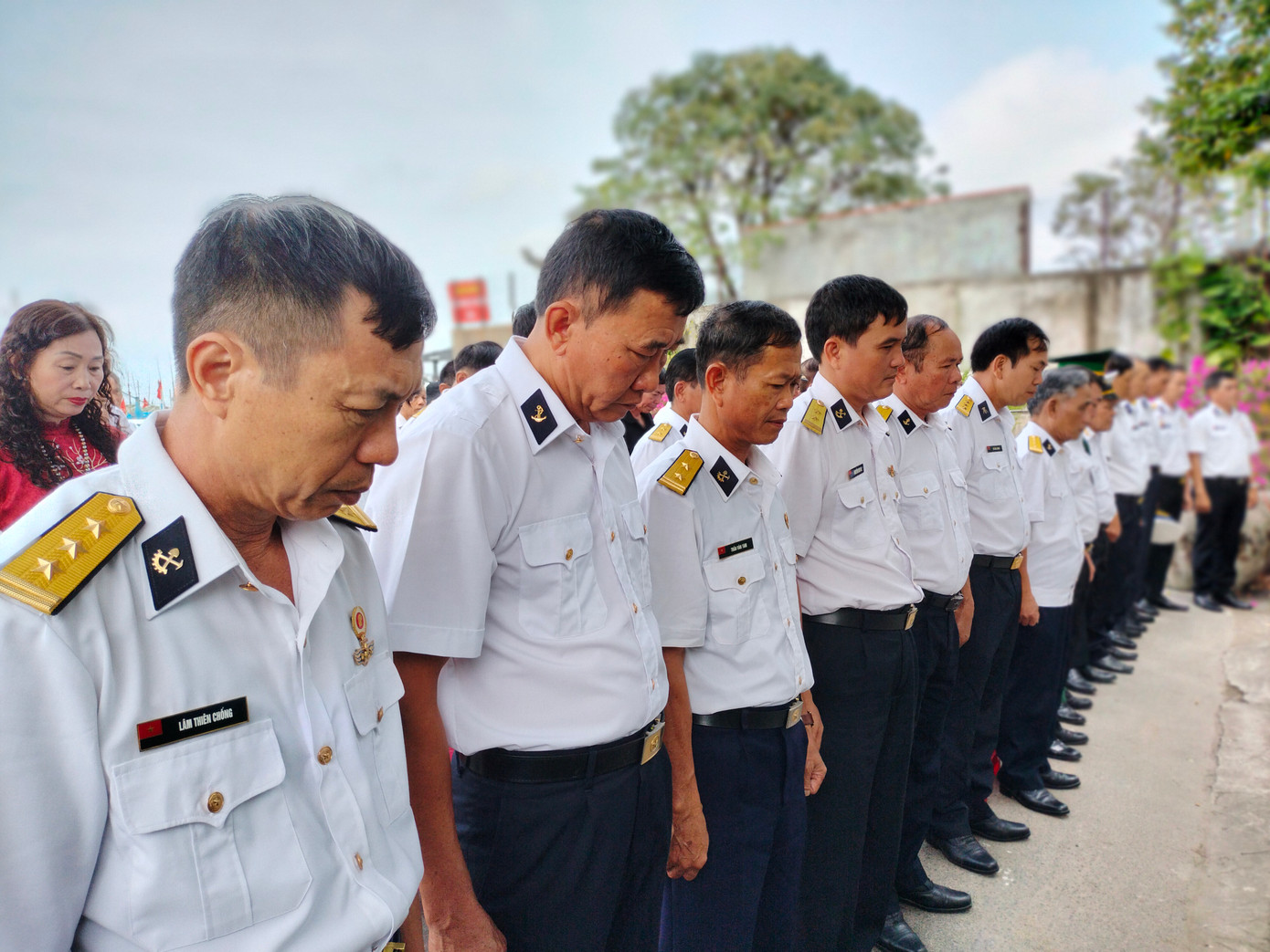 Phút mặc niệm tưởng nhớ sự hy sinh của 64 cán bộ chiến sĩ công binh hy sinh khi làm nhiệm vụ ở Gạc Ma cách đây đúng 36 năm về trước. Trong số 64 cán bộ, chiến sĩ hy sinh có 26 cán bộ, chiến sĩ của Lữ đoàn Công binh 83. Tất cả ngã xuống khi tuổi đời còn rất trẻ.