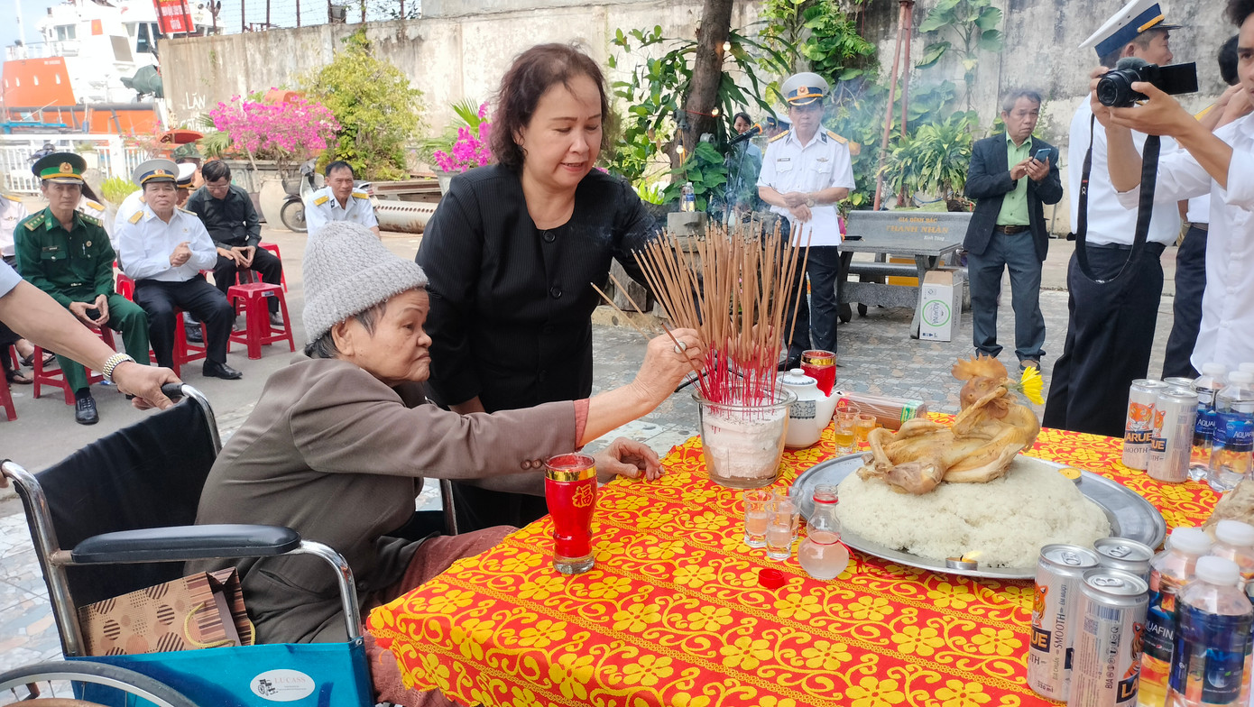 Bà Lan thắp hương tưởng nhớ con và đồng đội. "Đã 36 năm trôi qua nỗi nhớ con vẫn không bao giờ nguôi. Thỉnh thoảng tôi vẫn thấy con về trong những giấc mơ", bà Lan nghẹn ngào.
