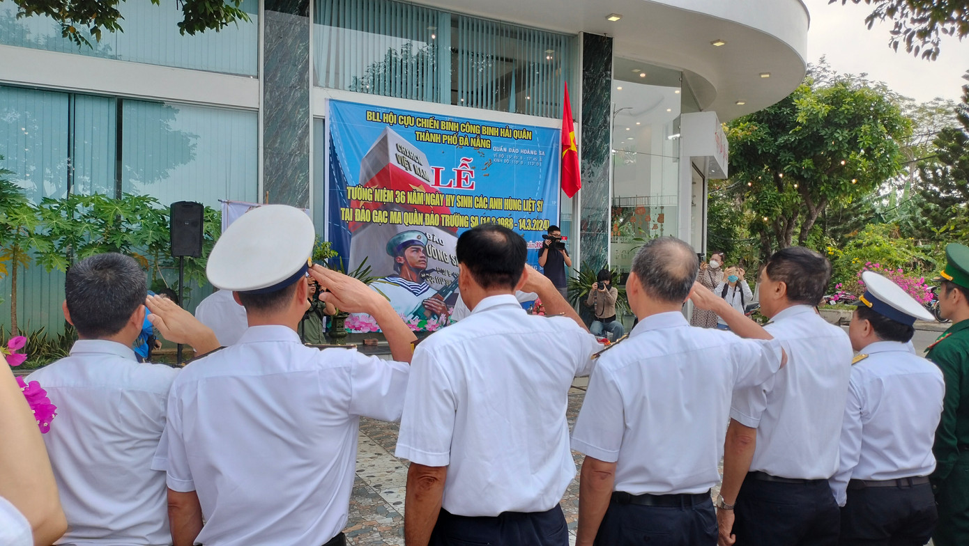 Phút mặc niệm tưởng nhớ sự hy sinh của 64 cán bộ chiến sĩ công binh hy sinh khi làm nhiệm vụ ở Gạc Ma cách đây đúng 36 năm về trước. Trong số 64 cán bộ, chiến sĩ hy sinh có 26 cán bộ, chiến sĩ của Lữ đoàn Công binh 83. Tất cả ngã xuống khi tuổi đời còn rất trẻ.