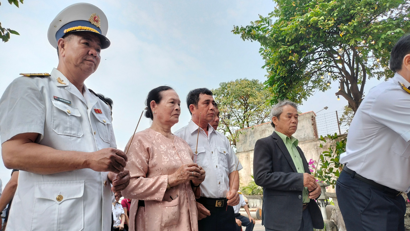 Thân nhân các gia đình liệt sĩ và đồng đội thắp hương tưởng niệm 64 liệt sỹ hy sinh ở Gạc Ma vào ngày 14/3/1988.