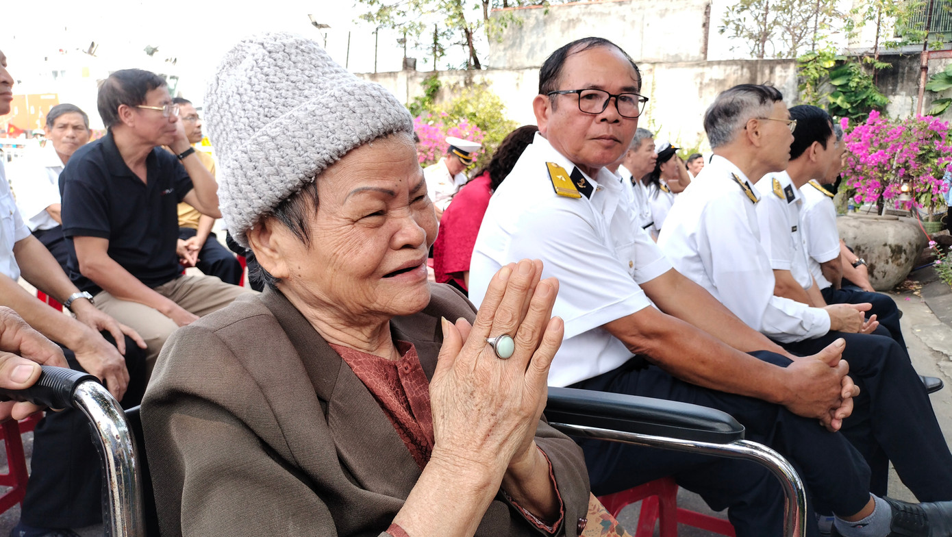 Dù ngồi xe lăn, nhưng bà Lê Thị Lan (82 tuổi, mẹ liệt sĩ Nguyễn Hữu Lộc, TP. Đà Nẵng) vẫn cố gắng đến lễ tưởng niệm con trai và đồng đội. Bà Lan kể năm nào đến dịp 14/3 và ngày Thương binh - Liệt sĩ 27/7 có rất nhiều tổ chức, cá nhân đến thăm hỏi, tặng quà. Ban liên lạc Hội cựu chiến binh Hải quân TP. Đà Nẵng và Ban liên lạc Bộ đội Trường Sa TP Đà Nẵng luôn dành sự quan tâm đến bà và gia đình. Gia đình có việc gì khó khăn, cần giúp đỡ anh em đều có mặt.