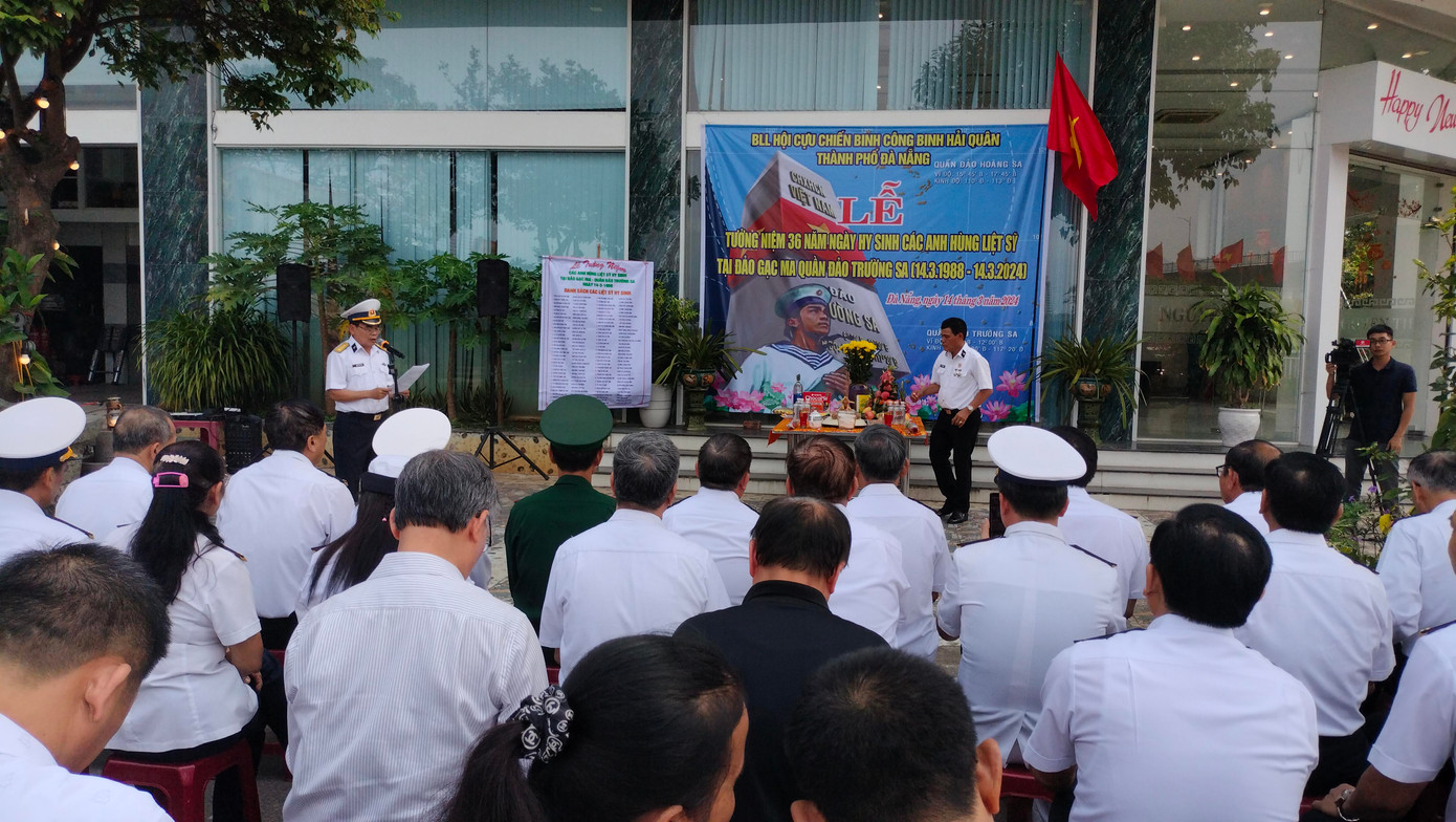 Đại diện Ban liên lạc Hội cựu chiến binh Hải quân TP. Đà Nẵng ôn lại lịch sử bi tráng trong sự kiện 14/3/1988 khi Trung Quốc nổ súng tấn công tàu vận tải, lực lượng bộ đội công binh của Việt Nam đang làm nhiệm vụ ở cụm đảo Sinh Tồn gồm đảo Cô Lin, Gạc Ma và Len Đao.