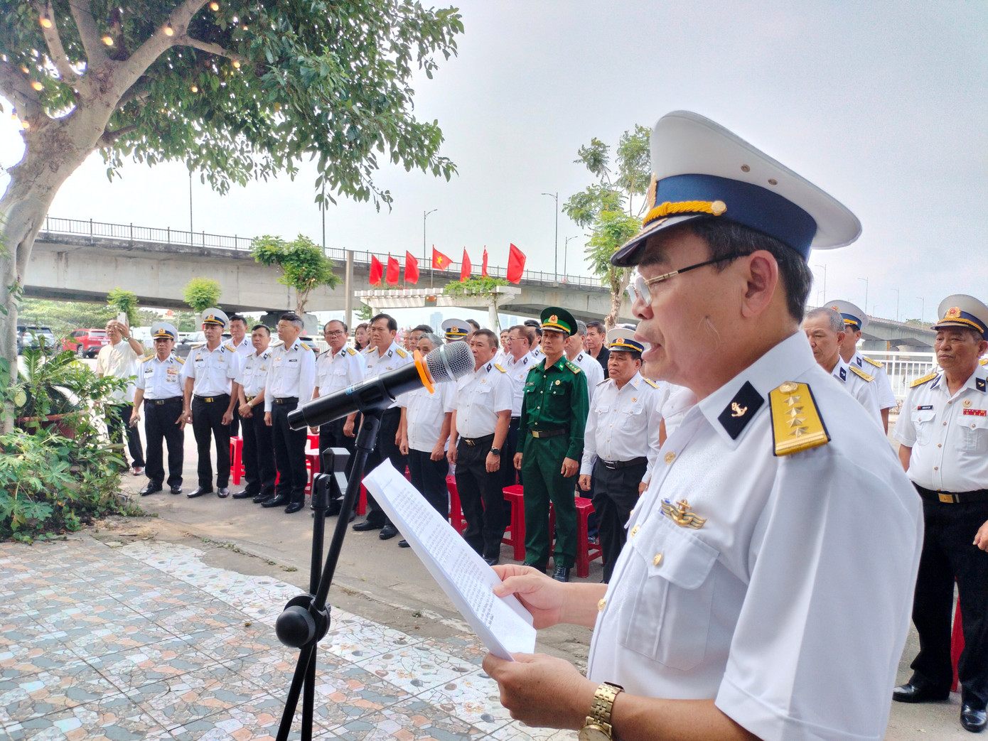 Đại diện Ban liên lạc Hội cựu chiến binh Hải quân TP. Đà Nẵng ôn lại lịch sử bi tráng trong sự kiện 14/3/1988 khi Trung Quốc nổ súng tấn công tàu vận tải, lực lượng bộ đội công binh của Việt Nam đang làm nhiệm vụ ở cụm đảo Sinh Tồn gồm đảo Cô Lin, Gạc Ma và Len Đao.