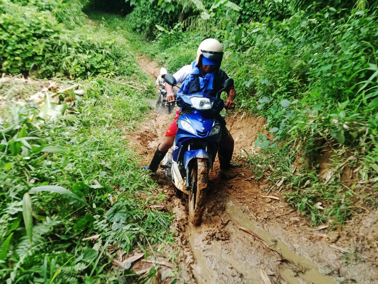 Pêtapot nằm biệt lập với tuyến đường rừng độc đạo. Mỗi lần nhắc đến Pêtapot cán bộ, người dân địa phương cũng đều ngán ngẩm lắc đầu bởi tuyến đường vào cụm dân cư đầy gian khổ.