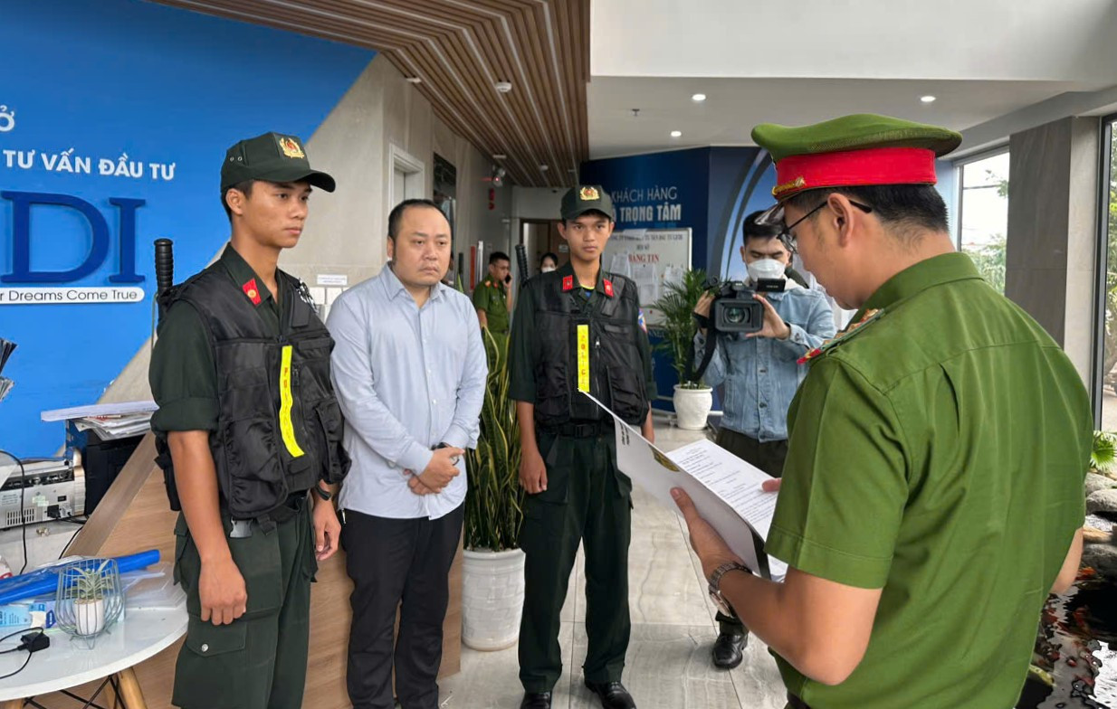 Cơ quan CSĐT, Công an TP. Đà Nẵng tiến hành khám xét tại trụ sở chính Công ty GFDI. Cơ quan CSĐT, Công an TP. Đà Nẵng tiến hành khám xét tại trụ sở chính Công ty GFDI.