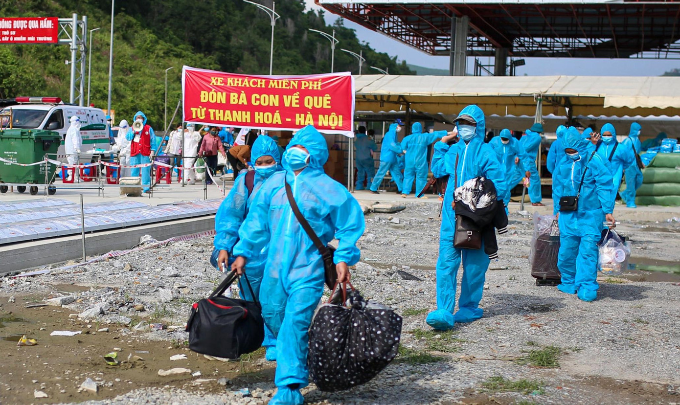 Ngày 9/10, chính quyền TP Đà Nẵng đã đồng ý việc hai nhóm tình nguyện Bạn thương nhau và Tình nguyện trẻ Đà Nẵng có mặt tại trạm trung chuyển hầm Hải Vân để tiếp nhận người dân hồi hương bằng xe máy. Những người này sẽ được chở về quê bằng xe khách giường nằm miễn phí mà hai nhóm tình nguyện này kêu gọi, huy động. Ngày 9/10, chính quyền TP Đà Nẵng đã đồng ý việc hai nhóm tình nguyện Bạn thương nhau và Tình nguyện trẻ Đà Nẵng có mặt tại trạm trung chuyển hầm Hải Vân để tiếp nhận người dân hồi hương bằng xe máy. Những người này sẽ được chở về quê bằng xe khách giường nằm miễn phí mà hai nhóm tình nguyện này kêu gọi, huy động.