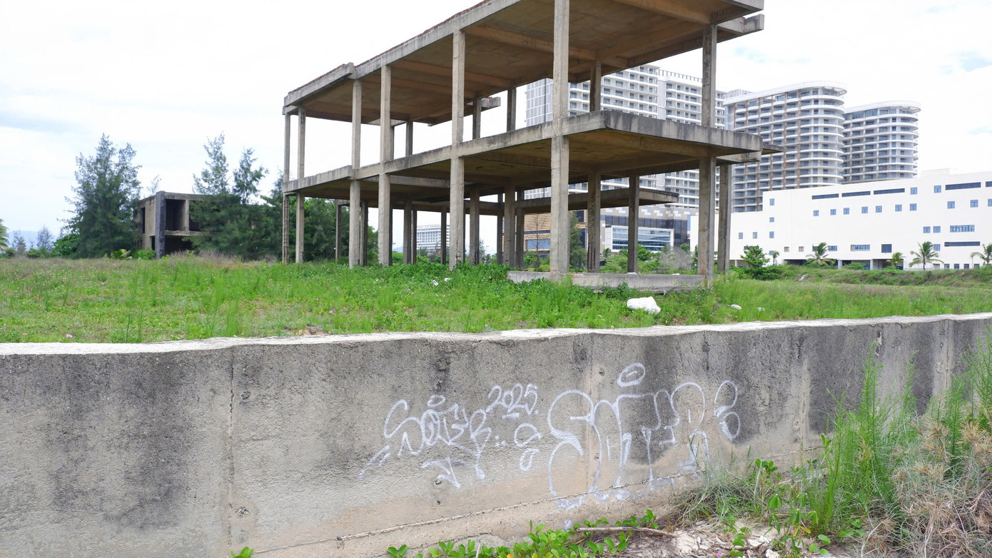 Một công trình khác bên trong khuôn viên dự án ngay sát bãi tắm thi công giữa chừng rồi để không.