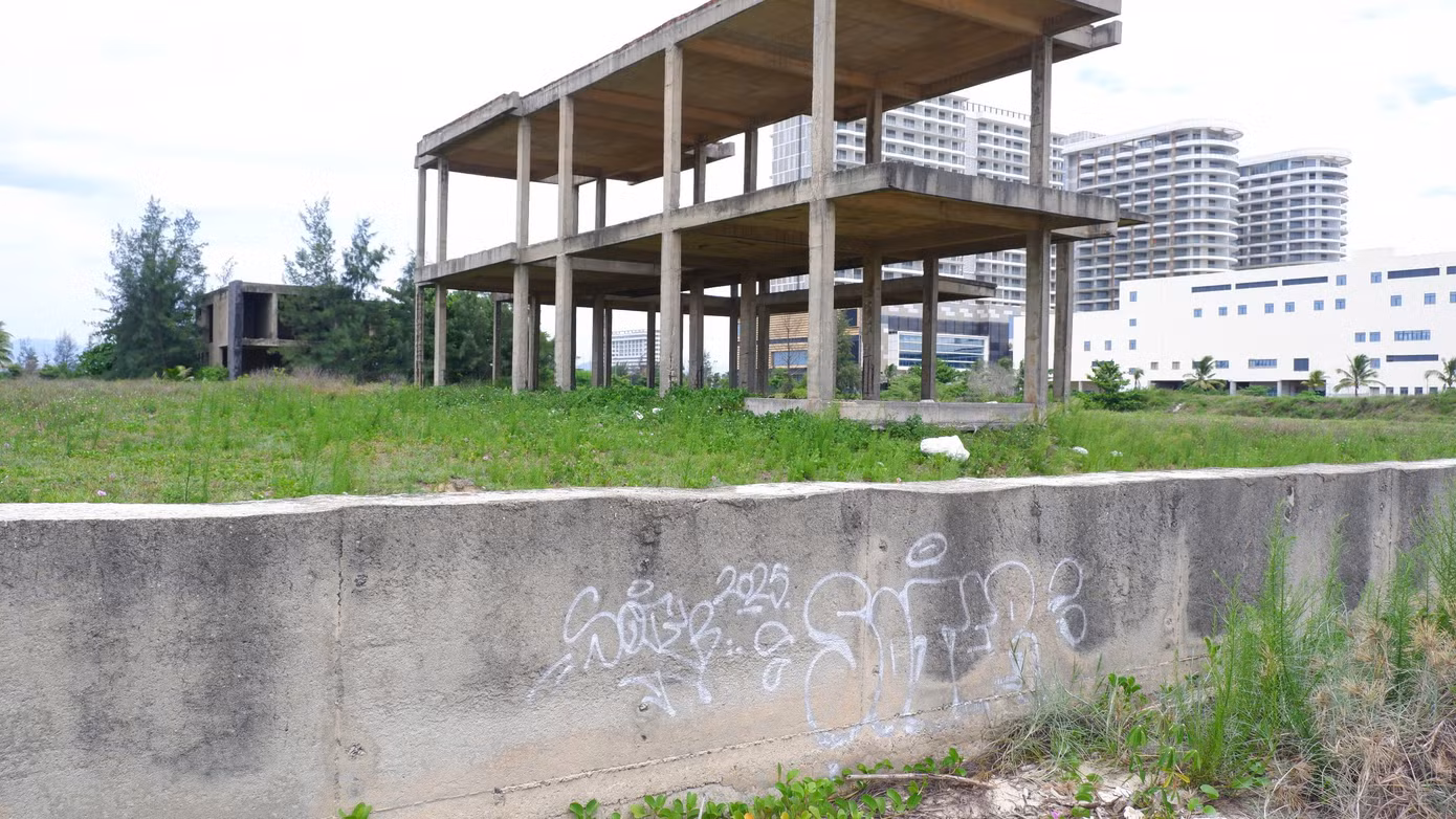Một công trình khác bên trong khuôn viên dự án ngay sát bãi tắm thi công giữa chừng rồi để không.