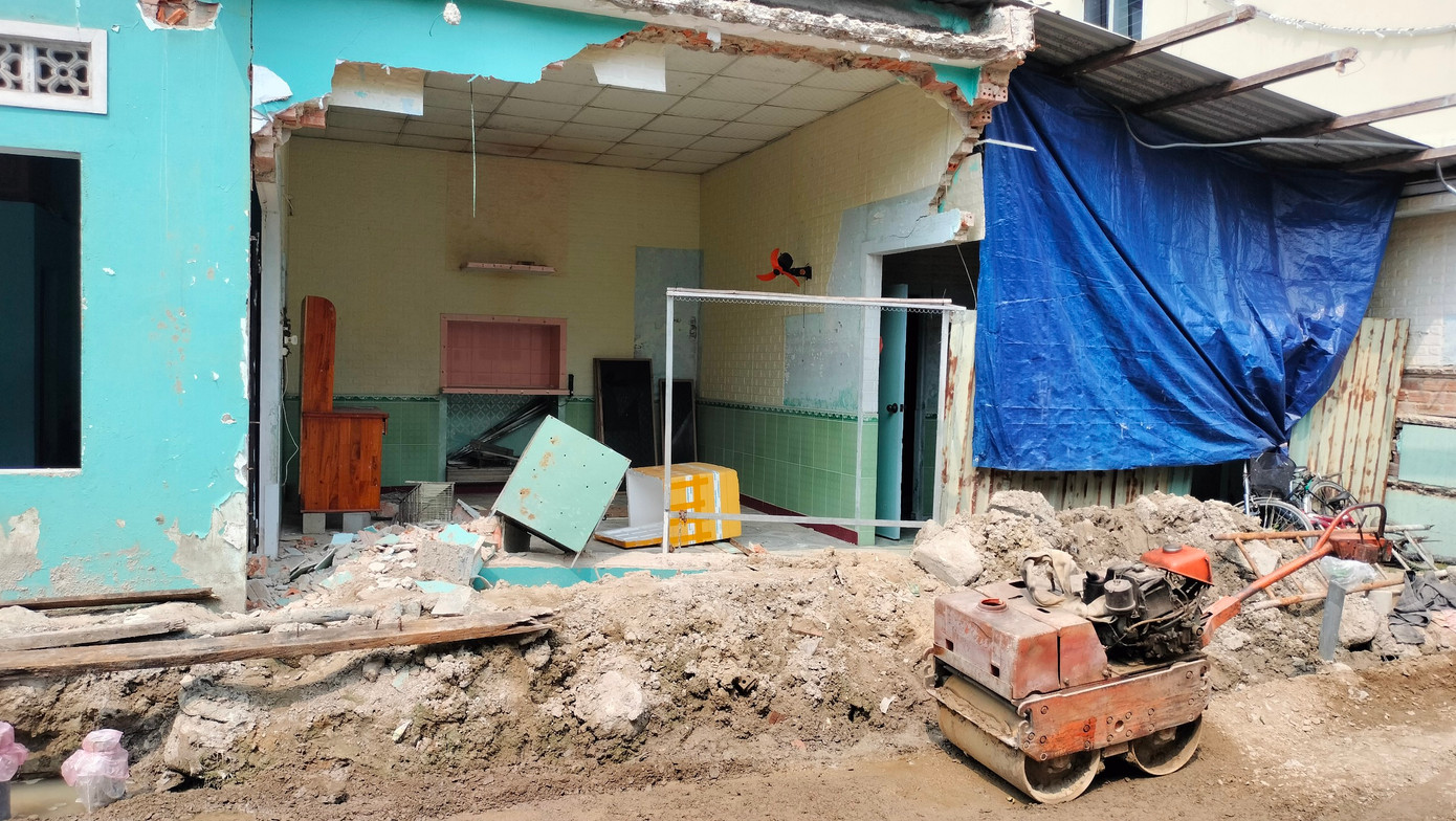 Một nhà dân phải đập bỏ một phần để thi công dự án, nhưng với tiền hỗ trợ đền bù thấp, người dân chưa thể sửa sang lại.
