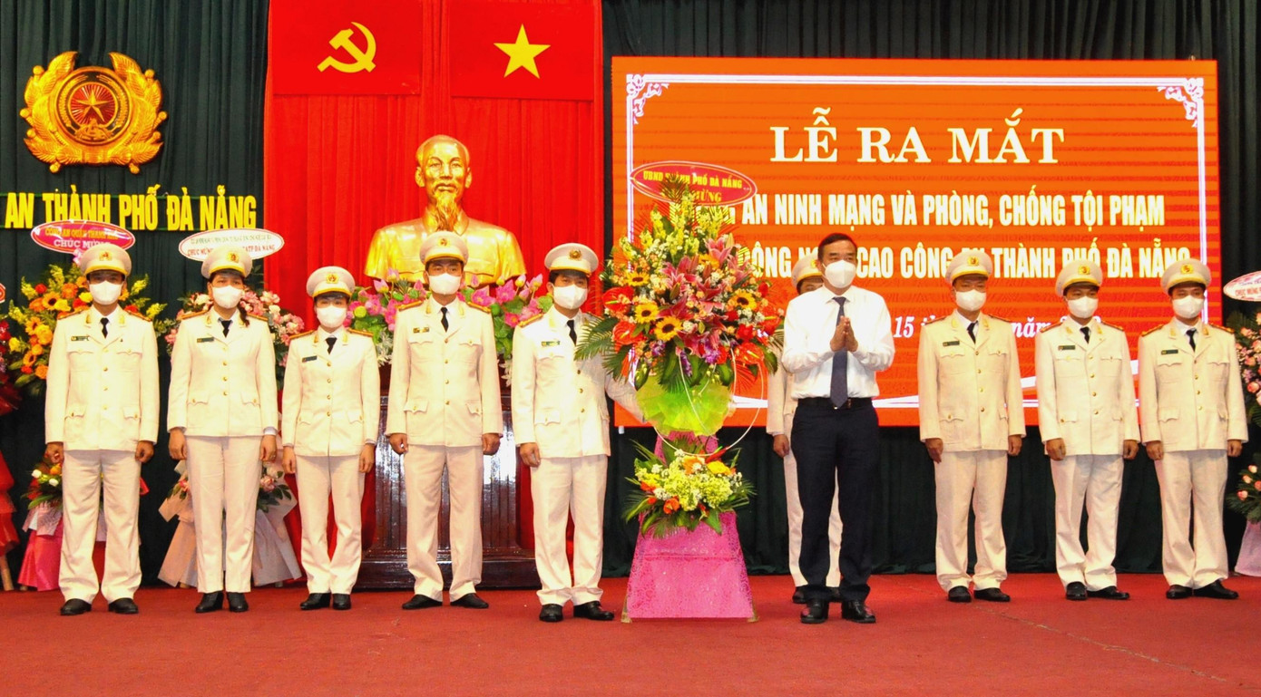 Chủ tịch UBND TP Đà Nẵng Lê Trung Chinh tặng hoa chúc mừng Phòng an ninh mạng và phòng, chống tội phạm công nghệ cao. Chủ tịch UBND TP Đà Nẵng Lê Trung Chinh tặng hoa chúc mừng Phòng an ninh mạng và phòng, chống tội phạm công nghệ cao.