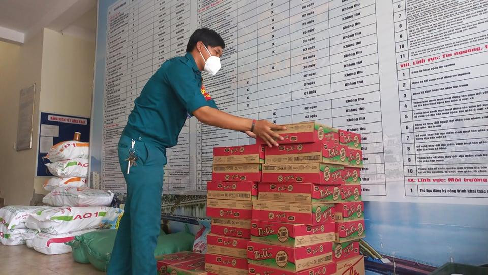 Lực lượng chức năng phường Nại Hiên Đông chuẩn bị lương thực, thực phẩm để tiếp tế cho các gia đình có hoàn cảnh khó khăn bên trong các khu dân cư, chung cư bị phong tỏa cứng "nội bất xuất, ngoại bất nhập".