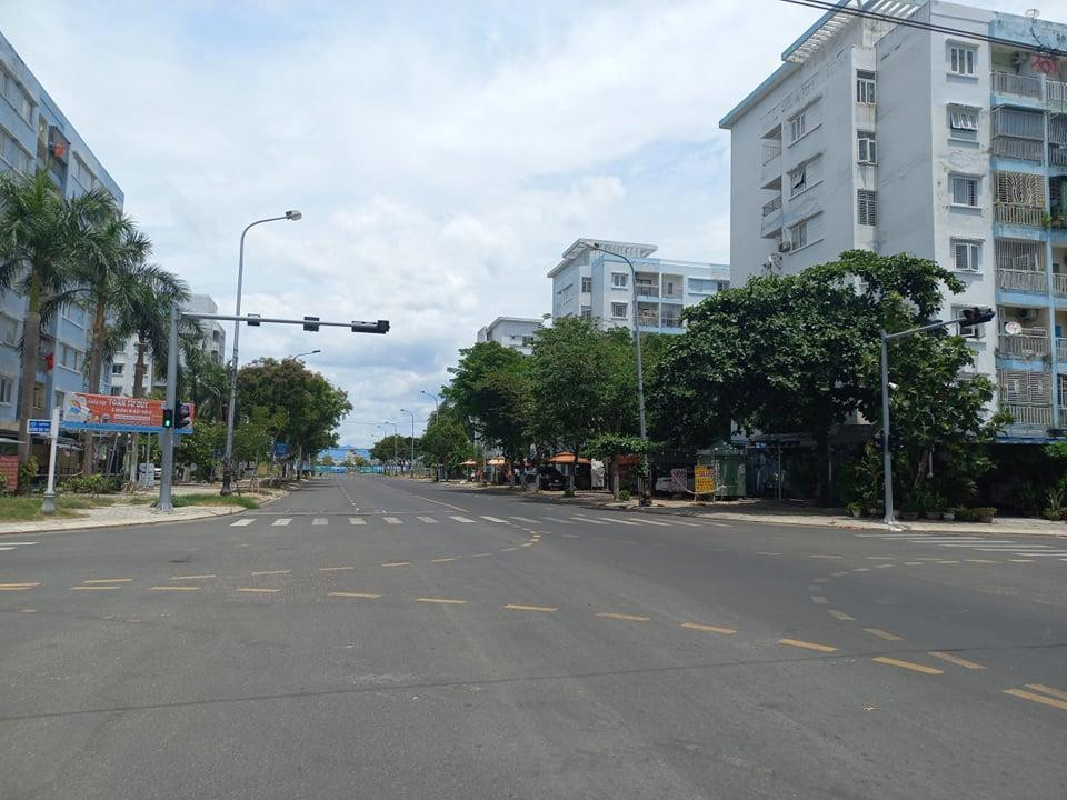 Đường phố bên trong khu vực phong tỏa phường Nại Hiên Đông, quận Sơn Trà. Lực lượng Công an phường được yêu cầu kiểm tra, kiếm soát, tổ chức, điều hành các chốt chặn trên địa bàn phường; chỉ đạo lực lượng tăng cường công tác tuần tra 8394 kiểm tra và xử lý nghiêm các trường hợp vị phạm về công tác phòng, chống dịch bệnh COVID-19. Kịp thời ngăn chặn và xử phạt mọi trường hợp vi phạm, tuyệt đối không để một trường hợp nào ra khỏi địa bàn, khỏi nhà (trừ những trường hợp được phép)…