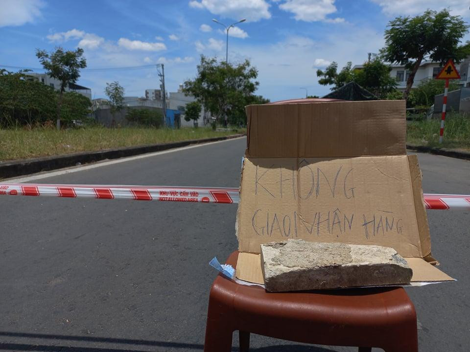 Nhiều vị trí chốt chặn trên địa bàn phường Nại Hiên Đông không tiếp nhận, giao hàng để phòng chống dịch.